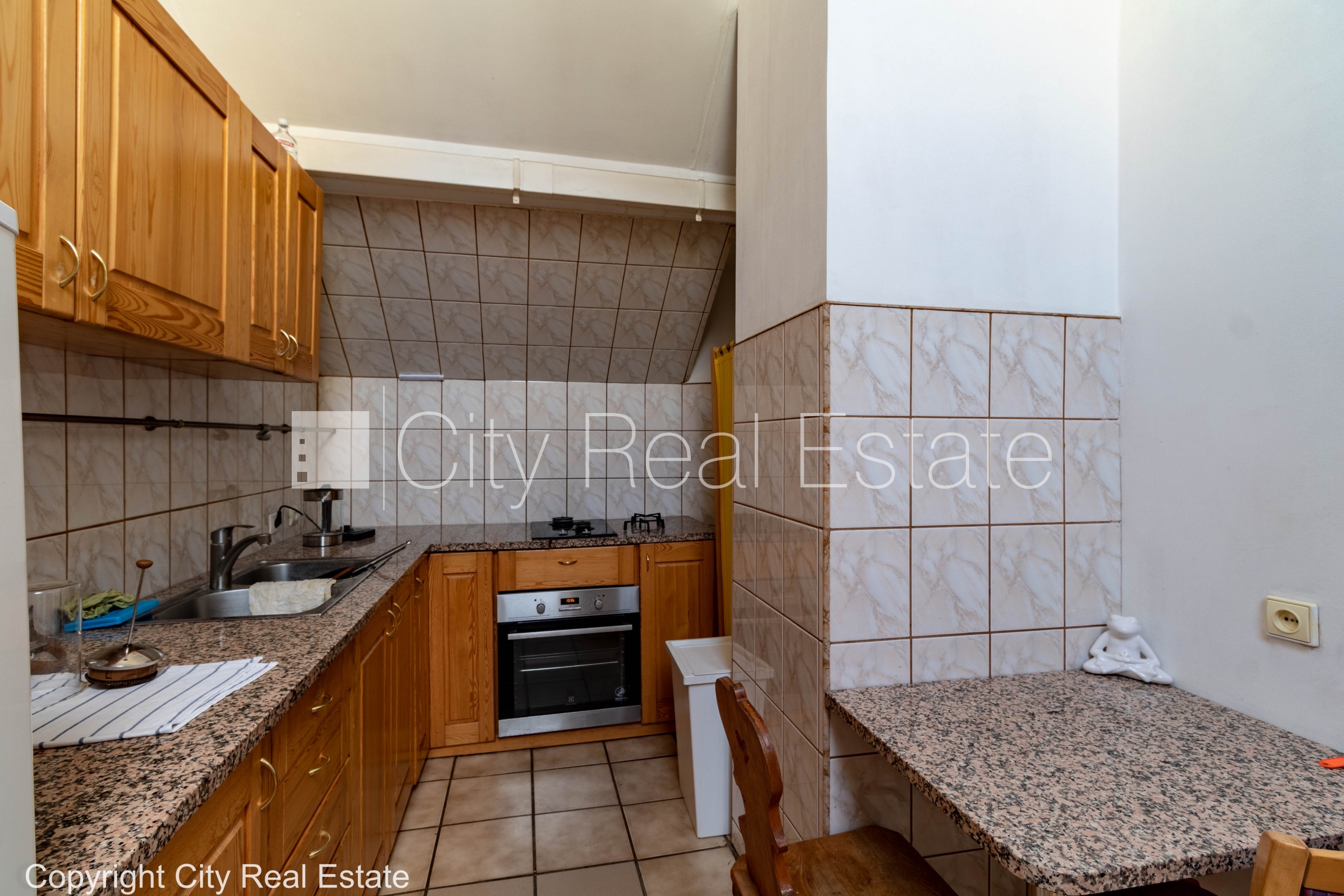 Sludinājumi. Koka māja, fasādes māja, slēgts pagalms, ieeja no pagalma, mansards, logi vērsti mājas abās pusēs, Cena: 650 EUR/mēn Foto #19