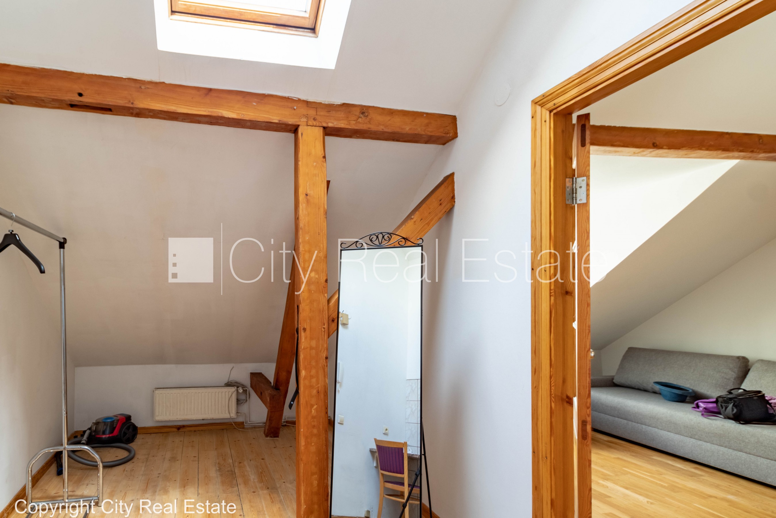 Sludinājumi. Koka māja, fasādes māja, slēgts pagalms, ieeja no pagalma, mansards, logi vērsti mājas abās pusēs, Cena: 650 EUR/mēn Foto #25