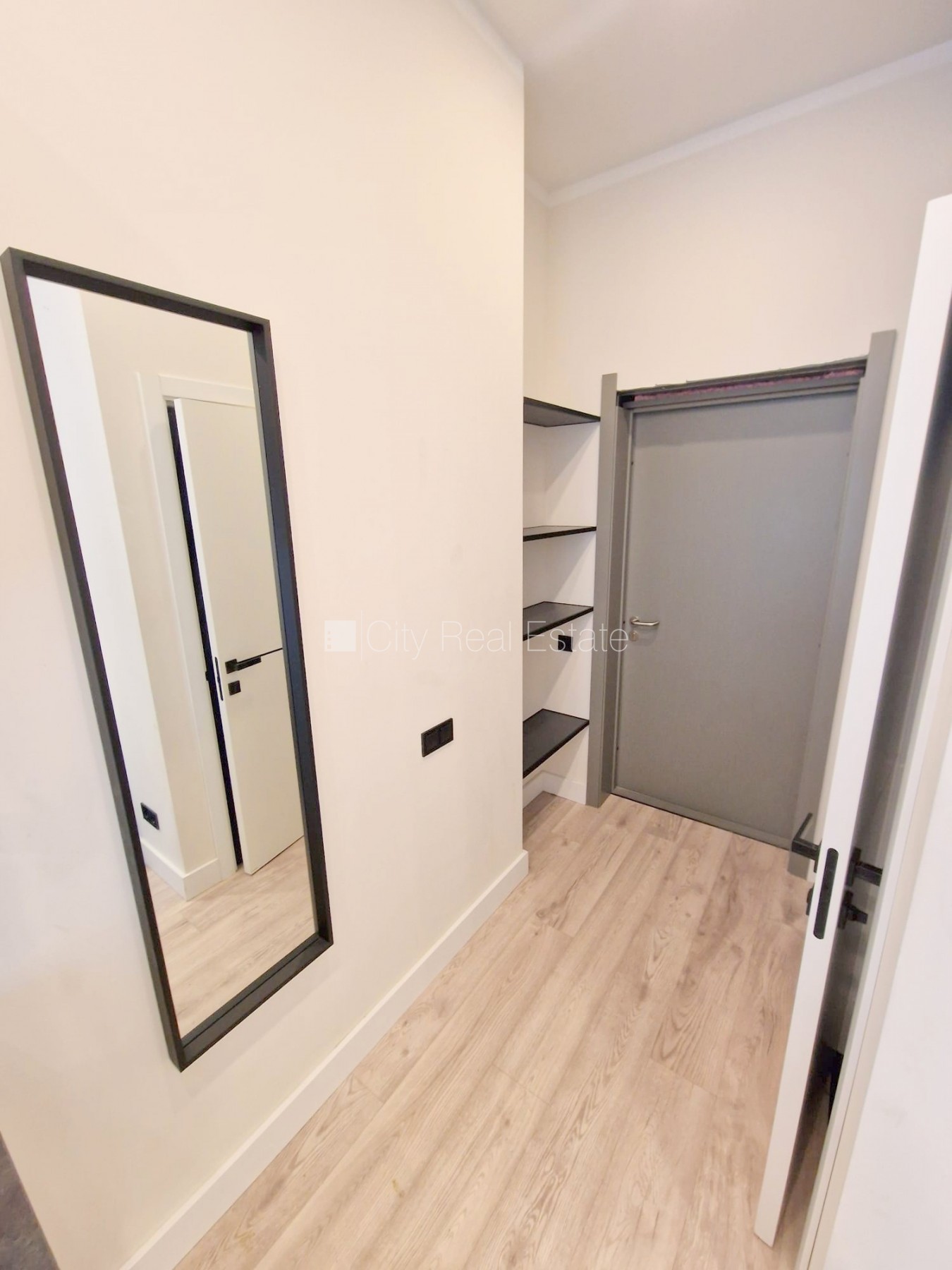 Sludinājumi. Projekts - Matīsa 38, fasādes māja, renovēta māja, slēgts pagalms, ieeja no ielas, kāpņu telpa pēc Cena: 330 EUR/mēn Foto #9