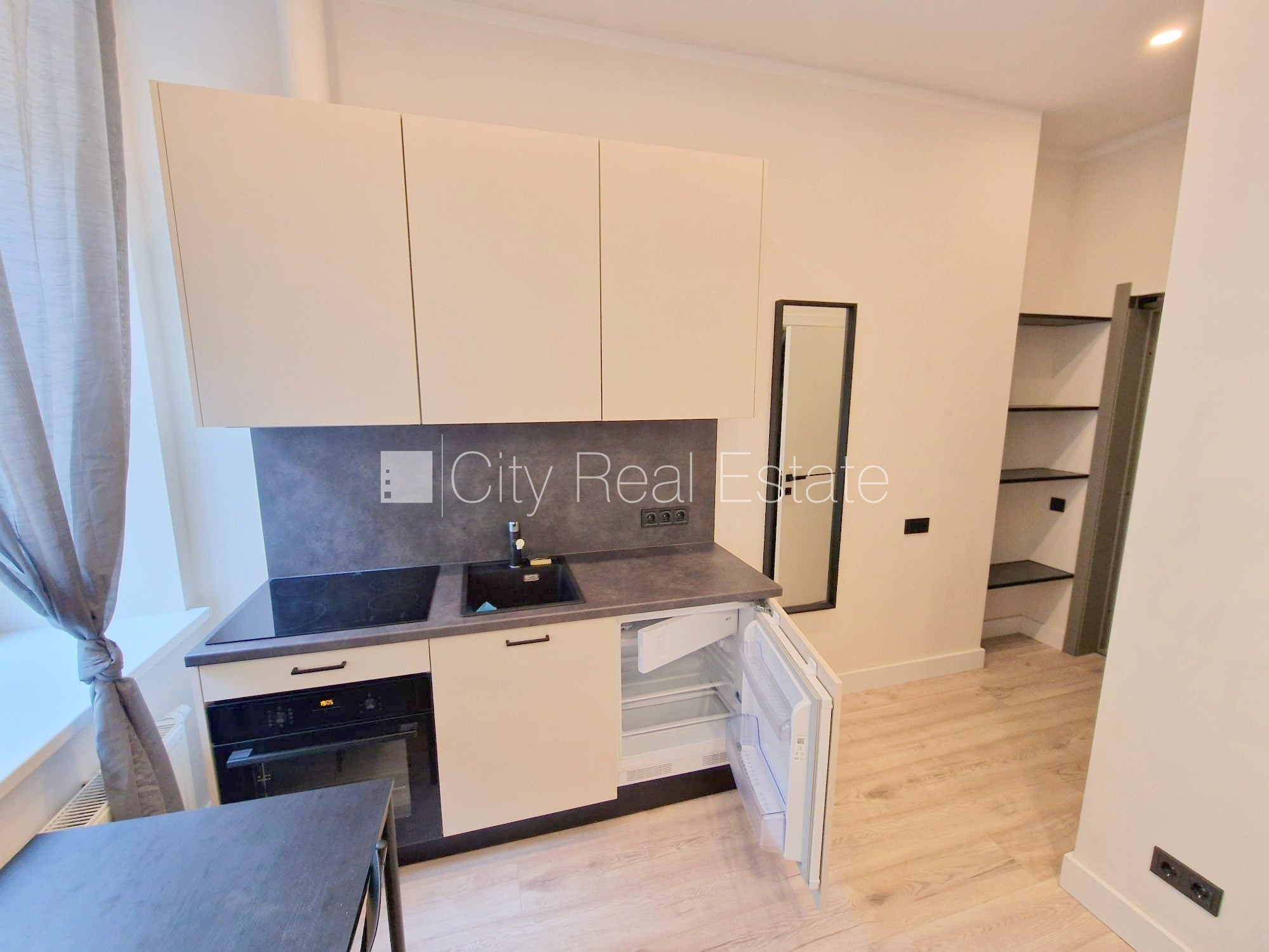 Sludinājumi. Projekts - Matīsa 38, fasādes māja, renovēta māja, slēgts pagalms, ieeja no ielas, kāpņu telpa pēc Cena: 330 EUR/mēn Foto #5