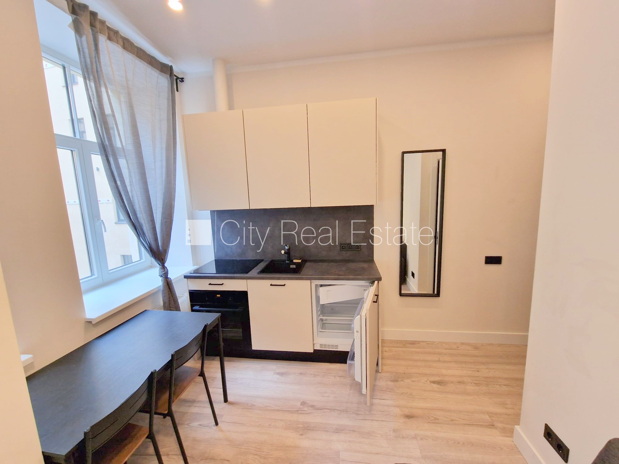 Sludinājumi. Projekts - Matīsa 38, fasādes māja, renovēta māja, slēgts pagalms, ieeja no ielas, kāpņu telpa pēc Cena: 330 EUR/mēn Foto #2