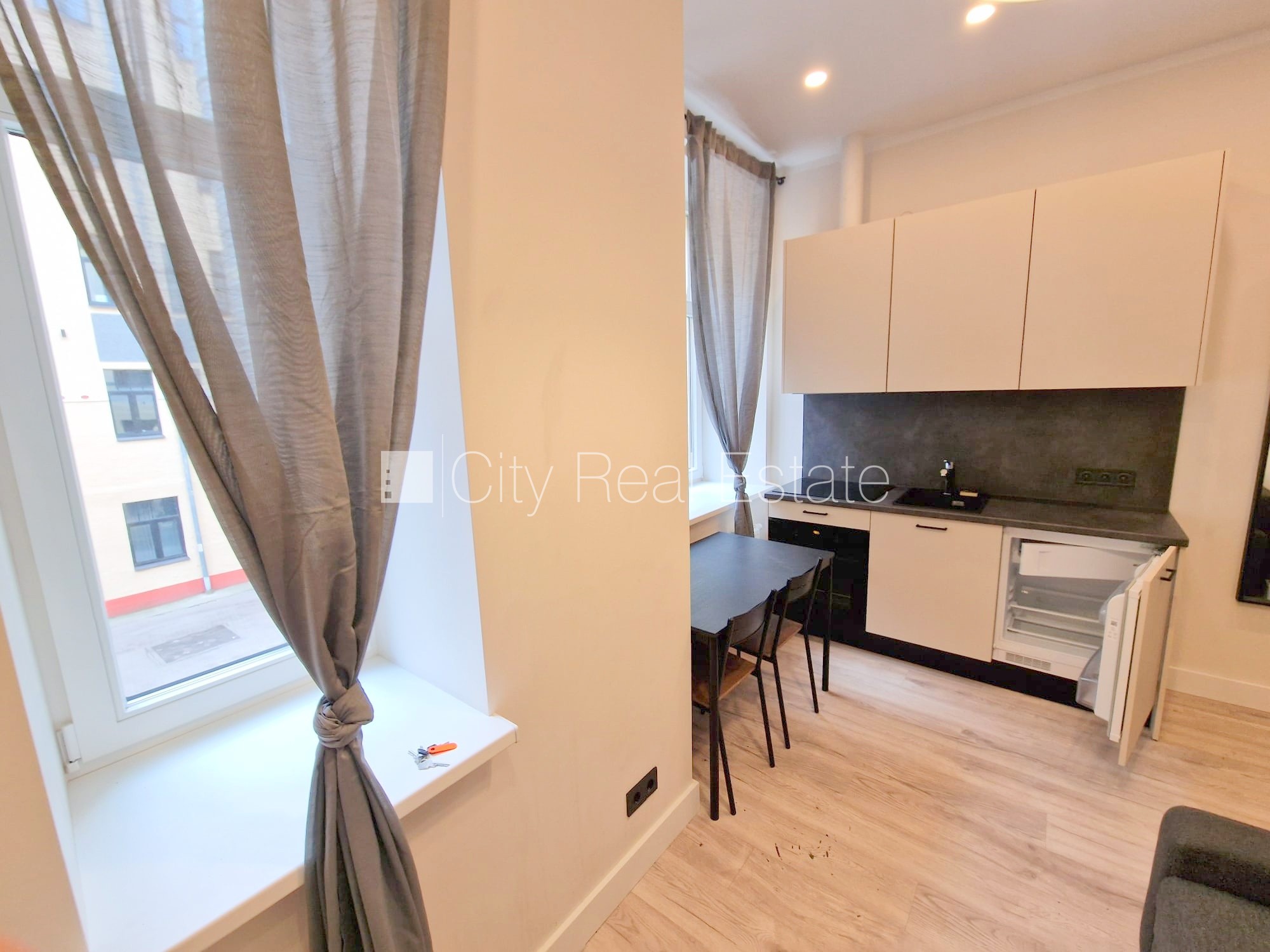 Sludinājumi. Projekts - Matīsa 38, fasādes māja, renovēta māja, slēgts pagalms, ieeja no ielas, kāpņu telpa pēc Cena: 330 EUR/mēn Foto #3