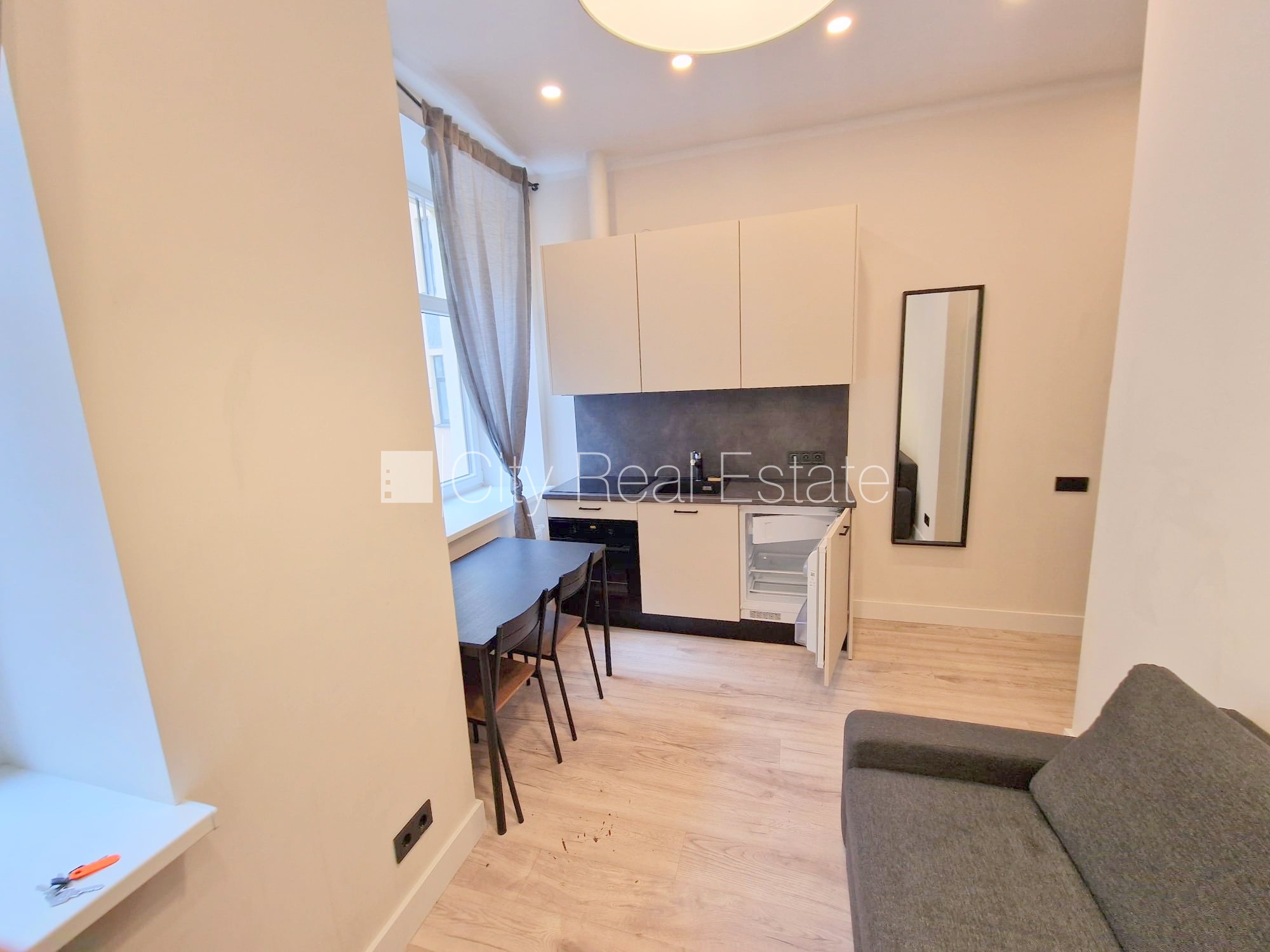 Sludinājumi. Projekts - Matīsa 38, fasādes māja, renovēta māja, slēgts pagalms, ieeja no ielas, kāpņu telpa pēc Cena: 330 EUR/mēn Foto #1