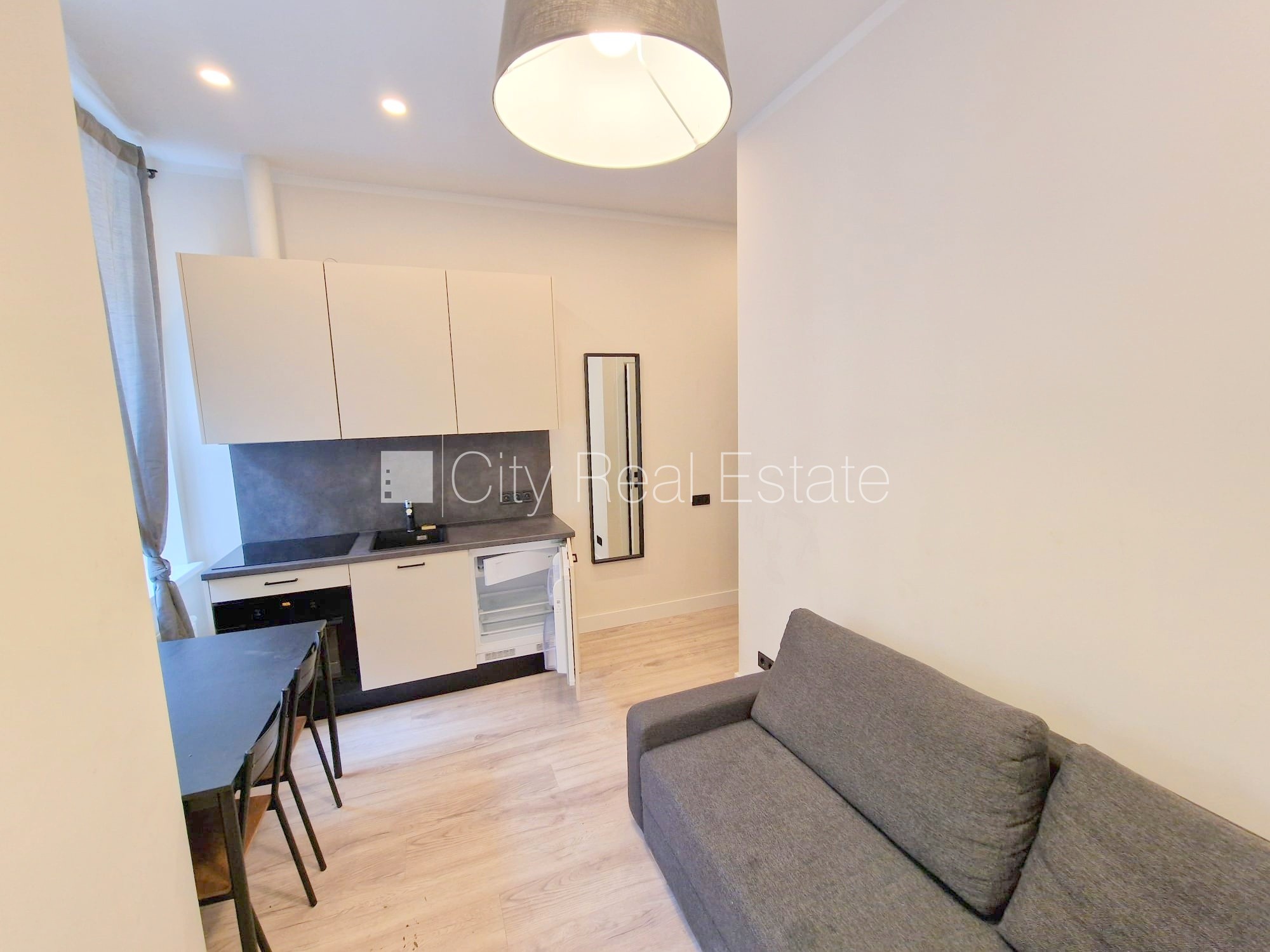 Sludinājumi. Projekts - Matīsa 38, fasādes māja, renovēta māja, slēgts pagalms, ieeja no ielas, kāpņu telpa pēc Cena: 330 EUR/mēn Foto #4