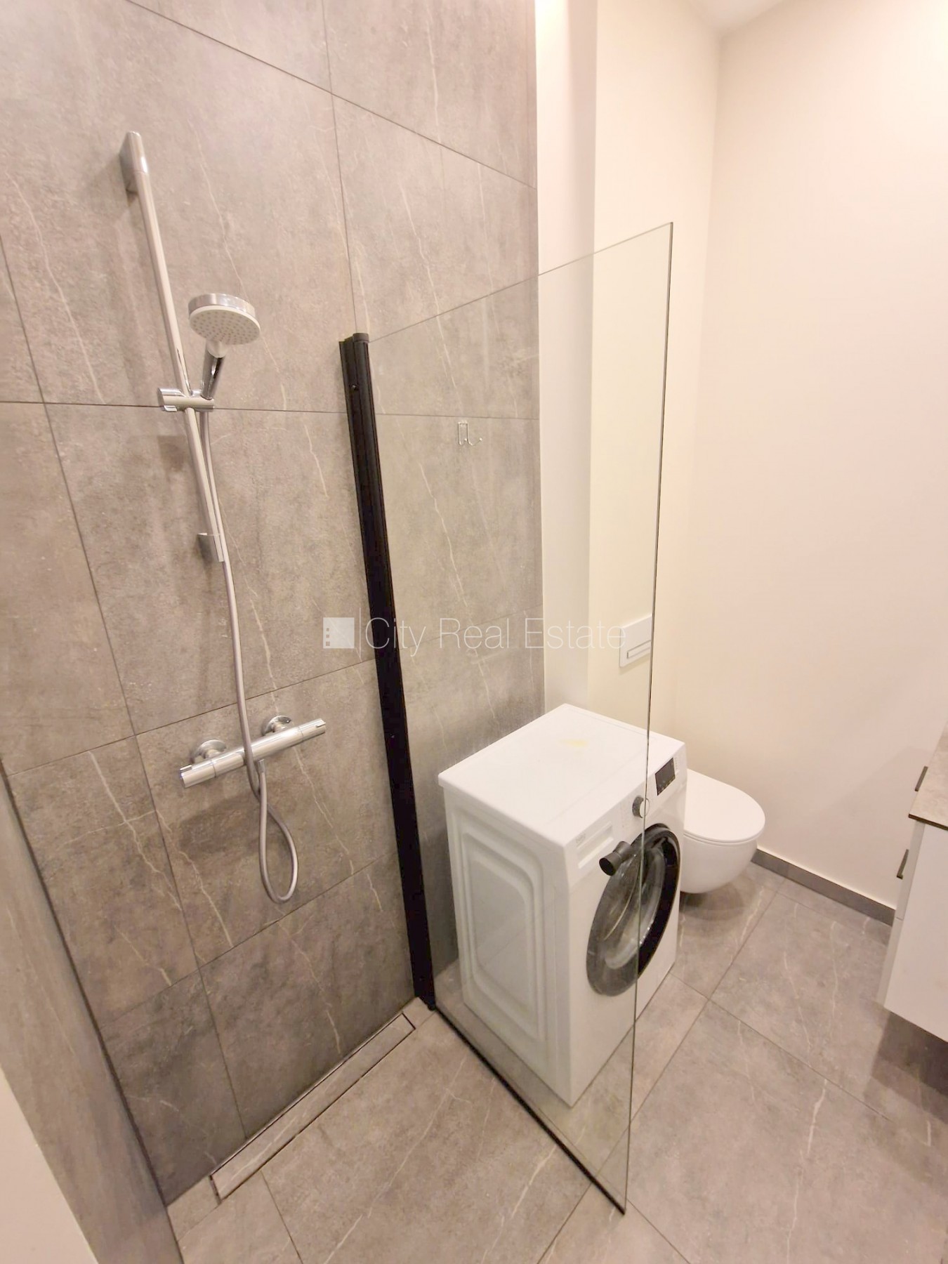 Sludinājumi. Projekts - Matīsa 38, fasādes māja, renovēta māja, slēgts pagalms, ieeja no ielas, kāpņu telpa pēc Cena: 330 EUR/mēn Foto #12