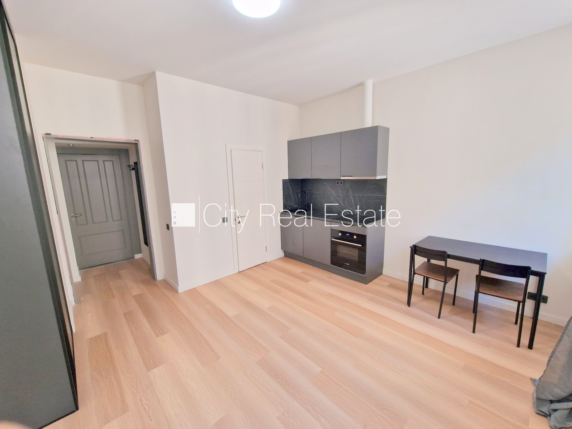 Sludinājumi. Projekts - Matīsa 38, fasādes māja, renovēta māja, labiekārtots apzaļumots pagalms, ieeja no ielas Cena: 350 EUR/mēn Foto #1