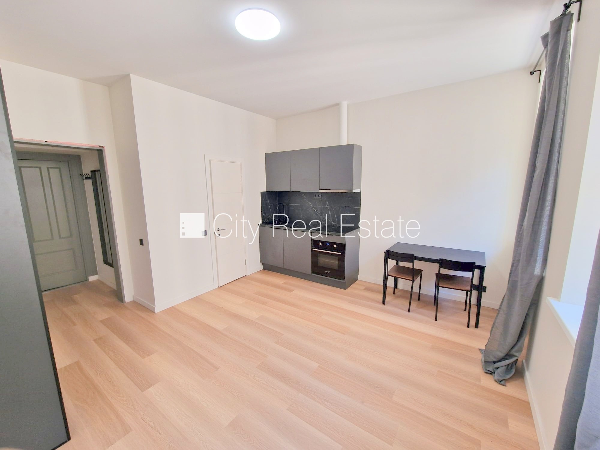 Sludinājumi. Projekts - Matīsa 38, fasādes māja, renovēta māja, labiekārtots apzaļumots pagalms, ieeja no ielas Cena: 350 EUR/mēn Foto #2