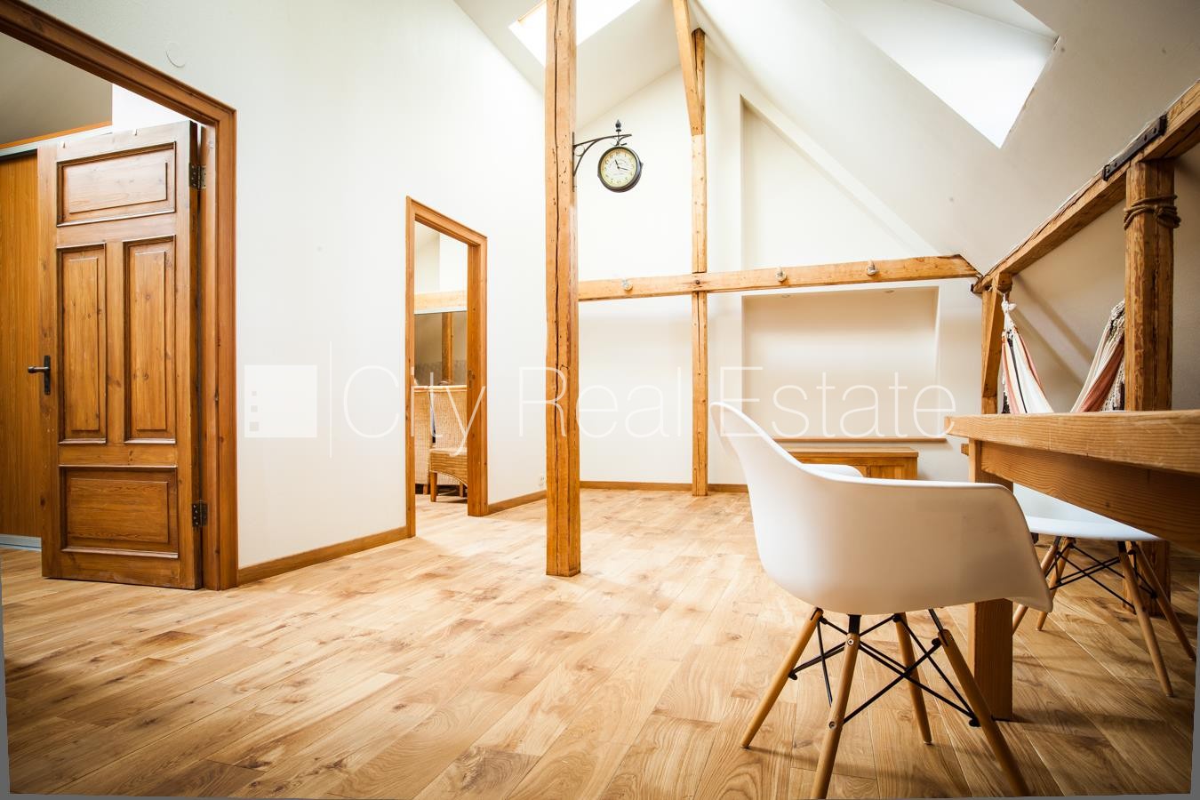 Объявление. Фасадный дом, место для машины, лестничная клетка после косметического ремонта, изолированные Цена: 189000 EUR Foto #1