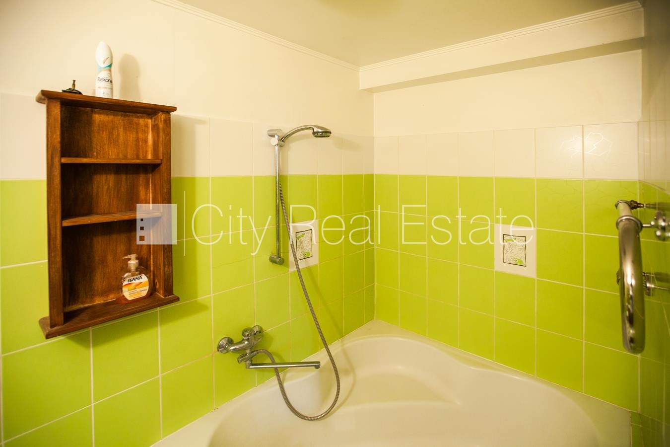 Объявление. Фасадный дом, место для машины, лестничная клетка после косметического ремонта, изолированные Цена: 189000 EUR Foto #15