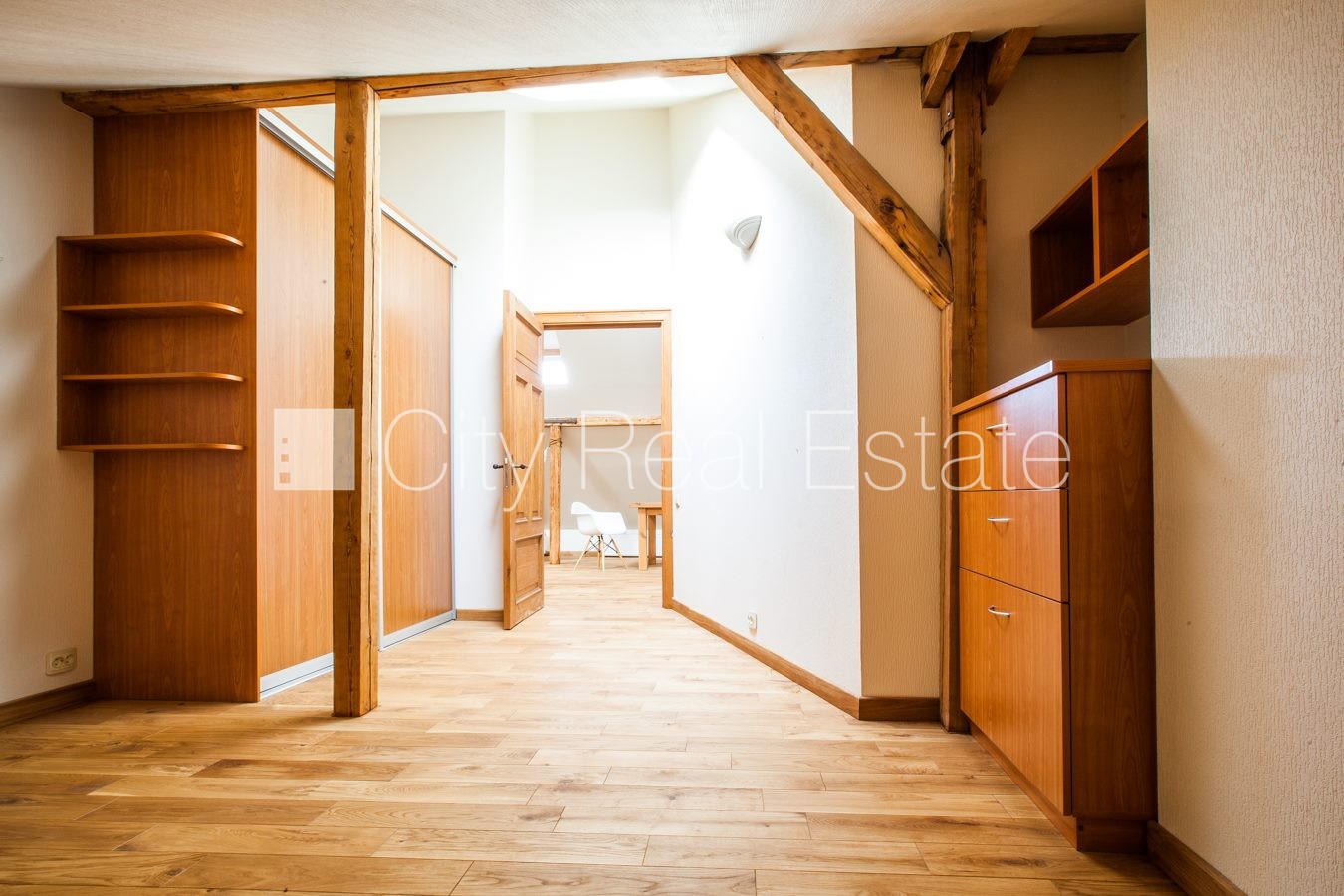 Объявление. Фасадный дом, место для машины, лестничная клетка после косметического ремонта, изолированные Цена: 189000 EUR Foto #2