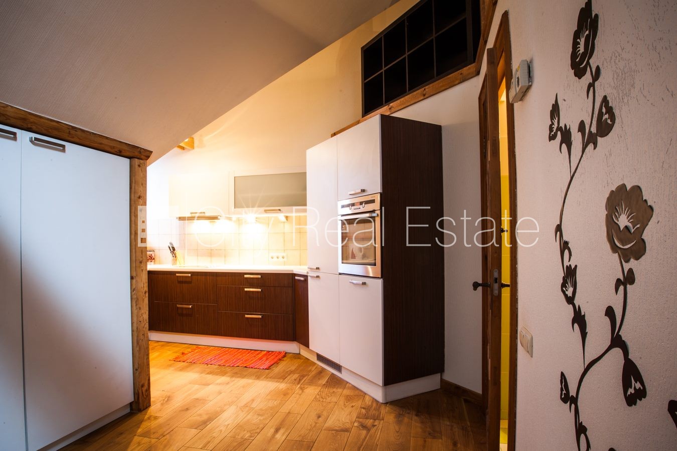 Объявление. Фасадный дом, место для машины, лестничная клетка после косметического ремонта, изолированные Цена: 189000 EUR Foto #3