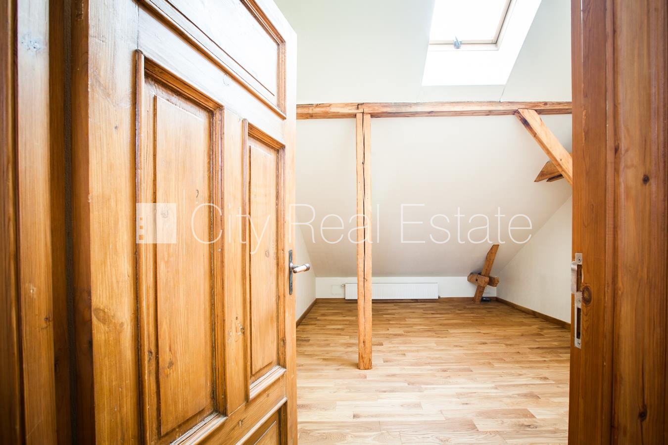 Объявление. Фасадный дом, место для машины, лестничная клетка после косметического ремонта, изолированные Цена: 189000 EUR Foto #8