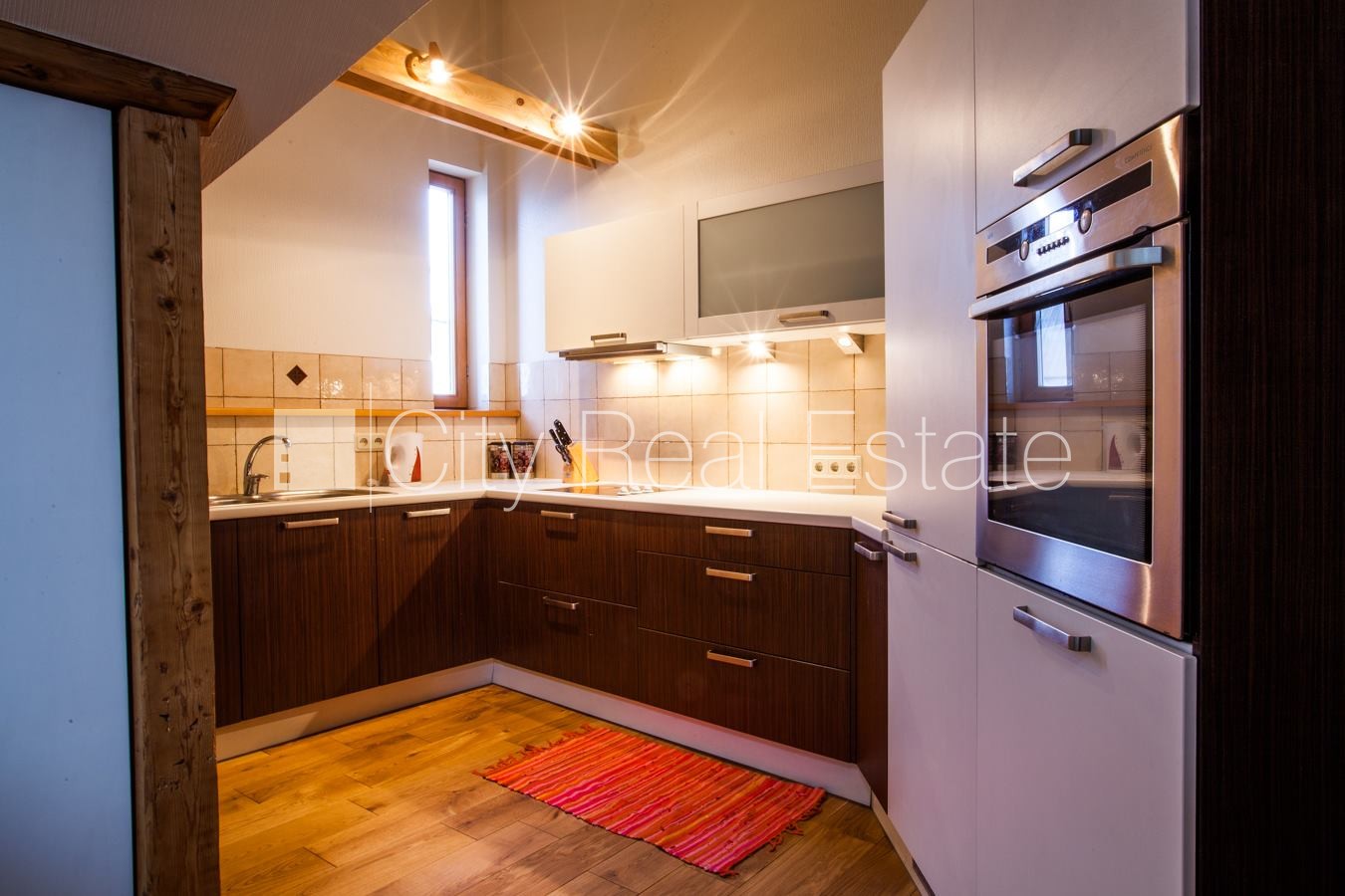 Объявление. Фасадный дом, место для машины, лестничная клетка после косметического ремонта, изолированные Цена: 189000 EUR Foto #4