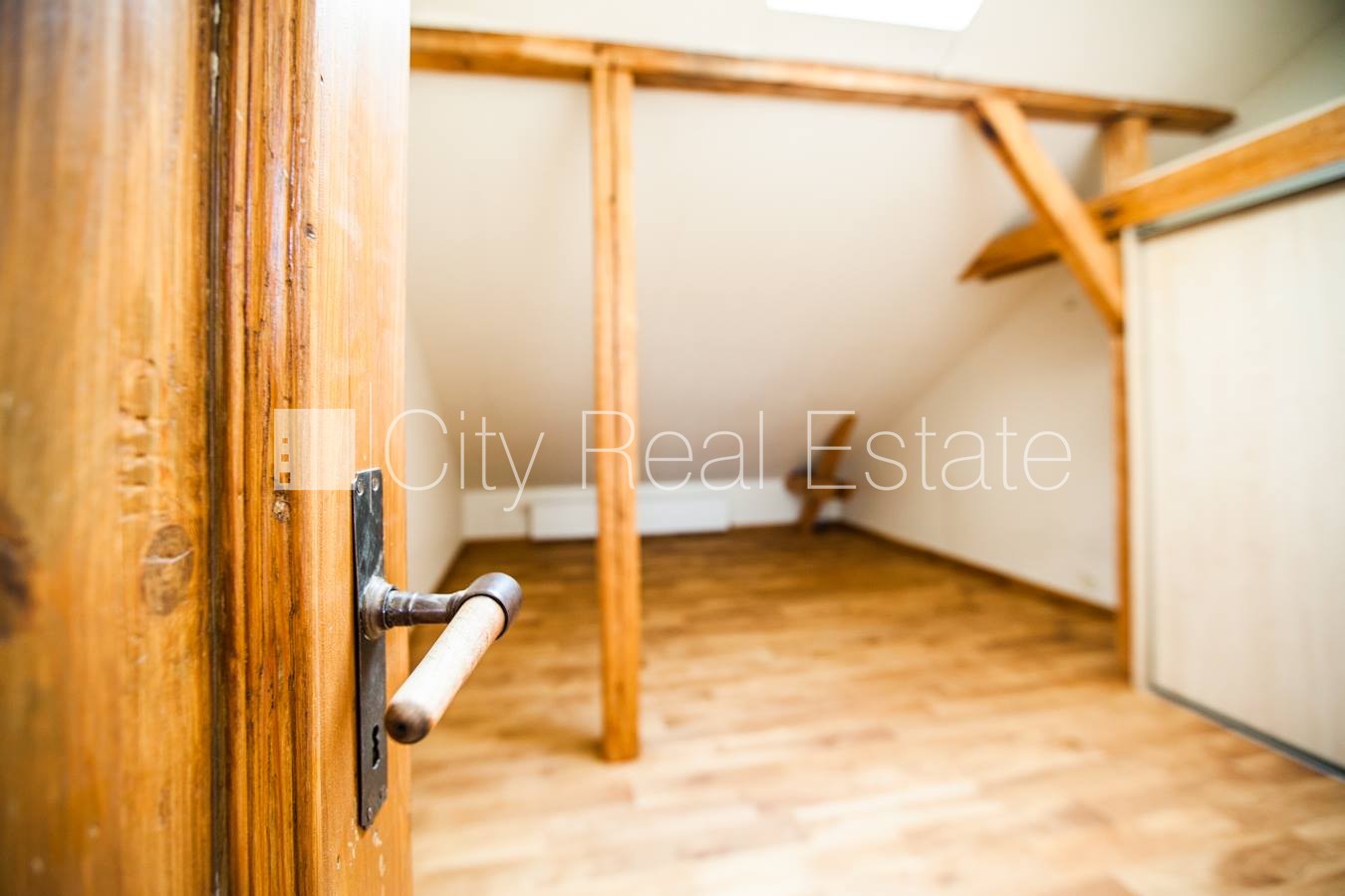 Объявление. Фасадный дом, место для машины, лестничная клетка после косметического ремонта, изолированные Цена: 189000 EUR Foto #11