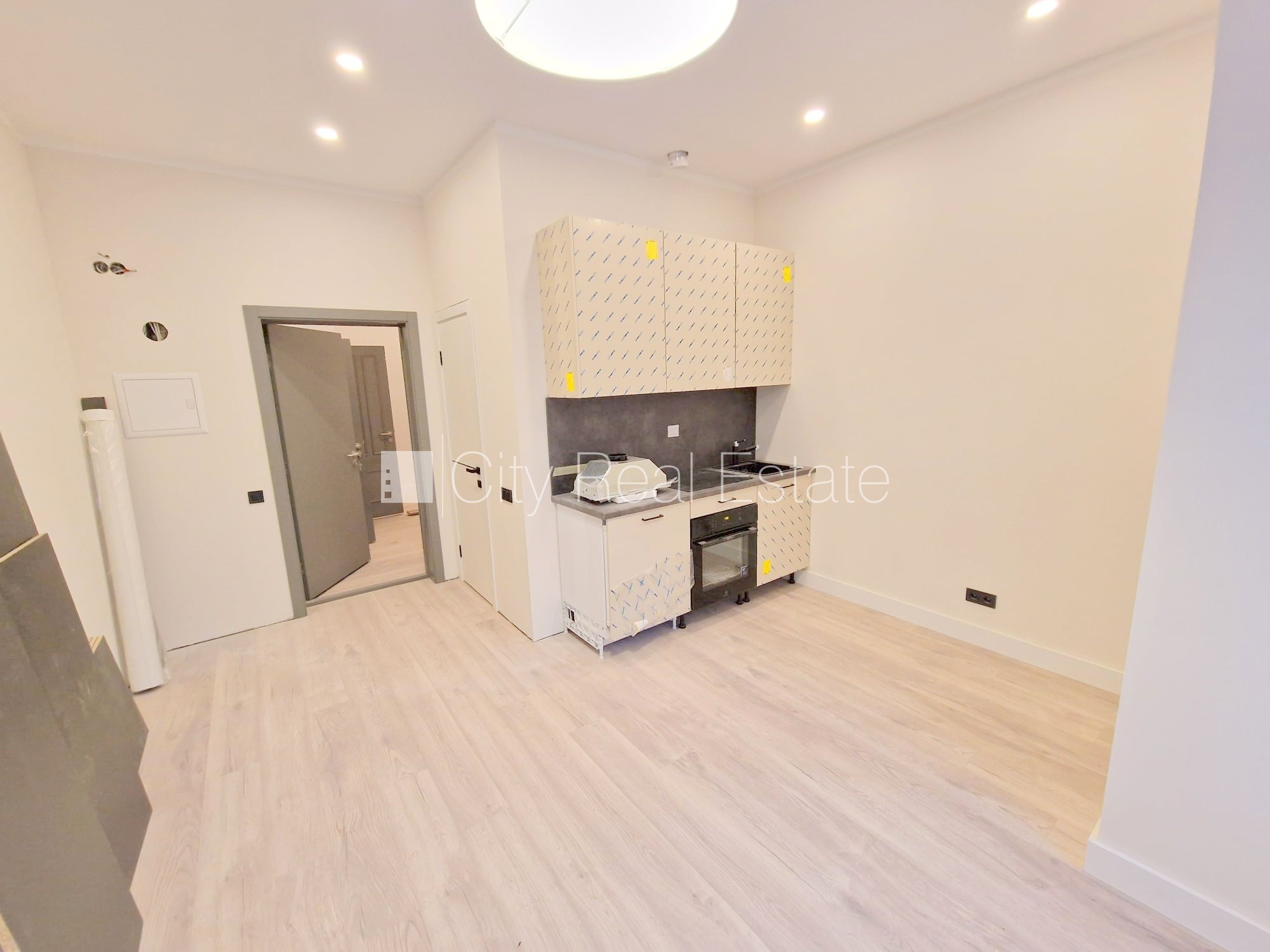 Sludinājumi. Projekts - Matīsa 38, fasādes māja, renovēta māja, slēgts pagalms, ieeja no ielas, kāpņu telpa pēc Cena: 320 EUR/mēn Foto #2