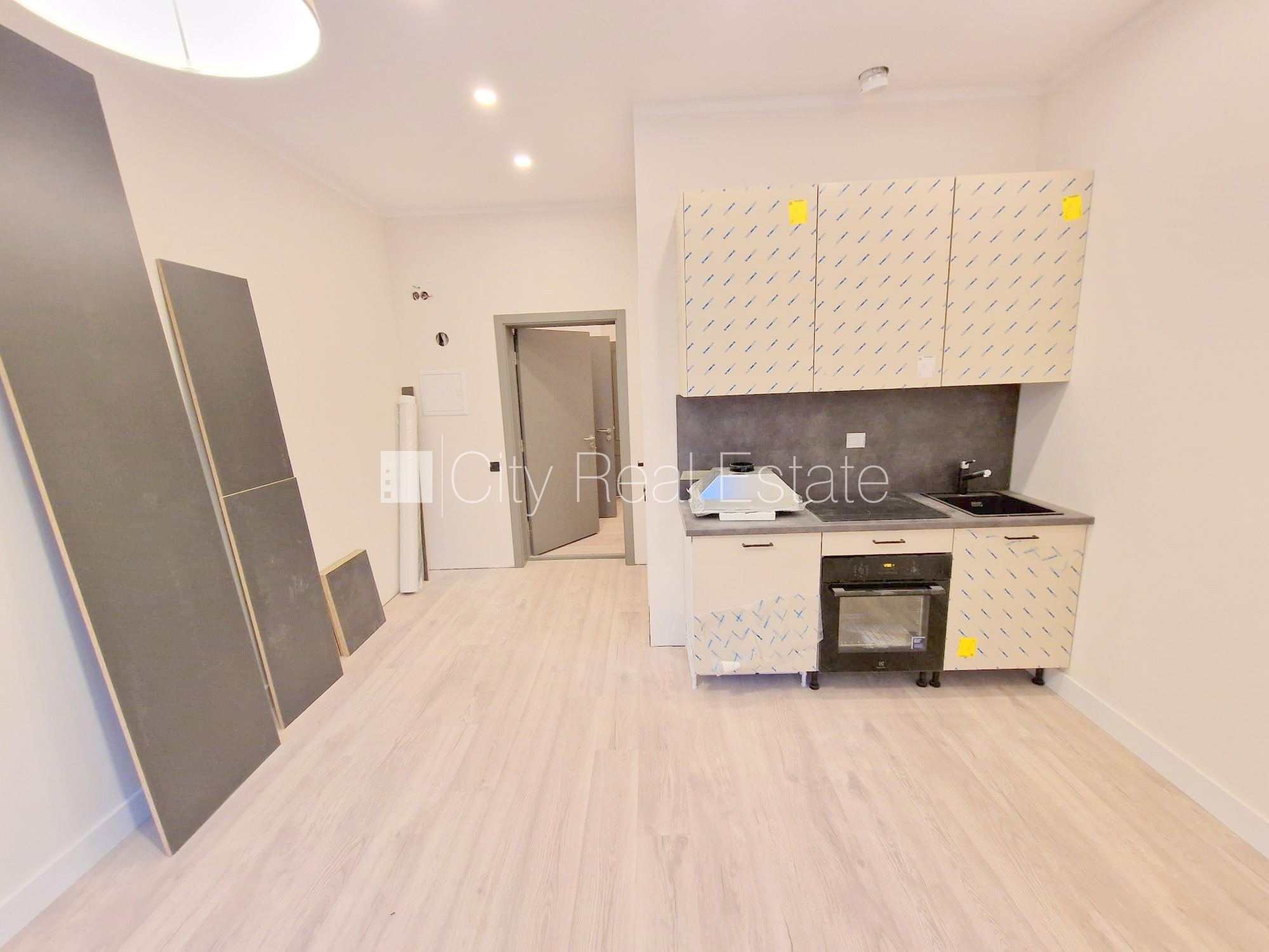 Sludinājumi. Projekts - Matīsa 38, fasādes māja, renovēta māja, slēgts pagalms, ieeja no ielas, kāpņu telpa pēc Cena: 320 EUR/mēn Foto #3