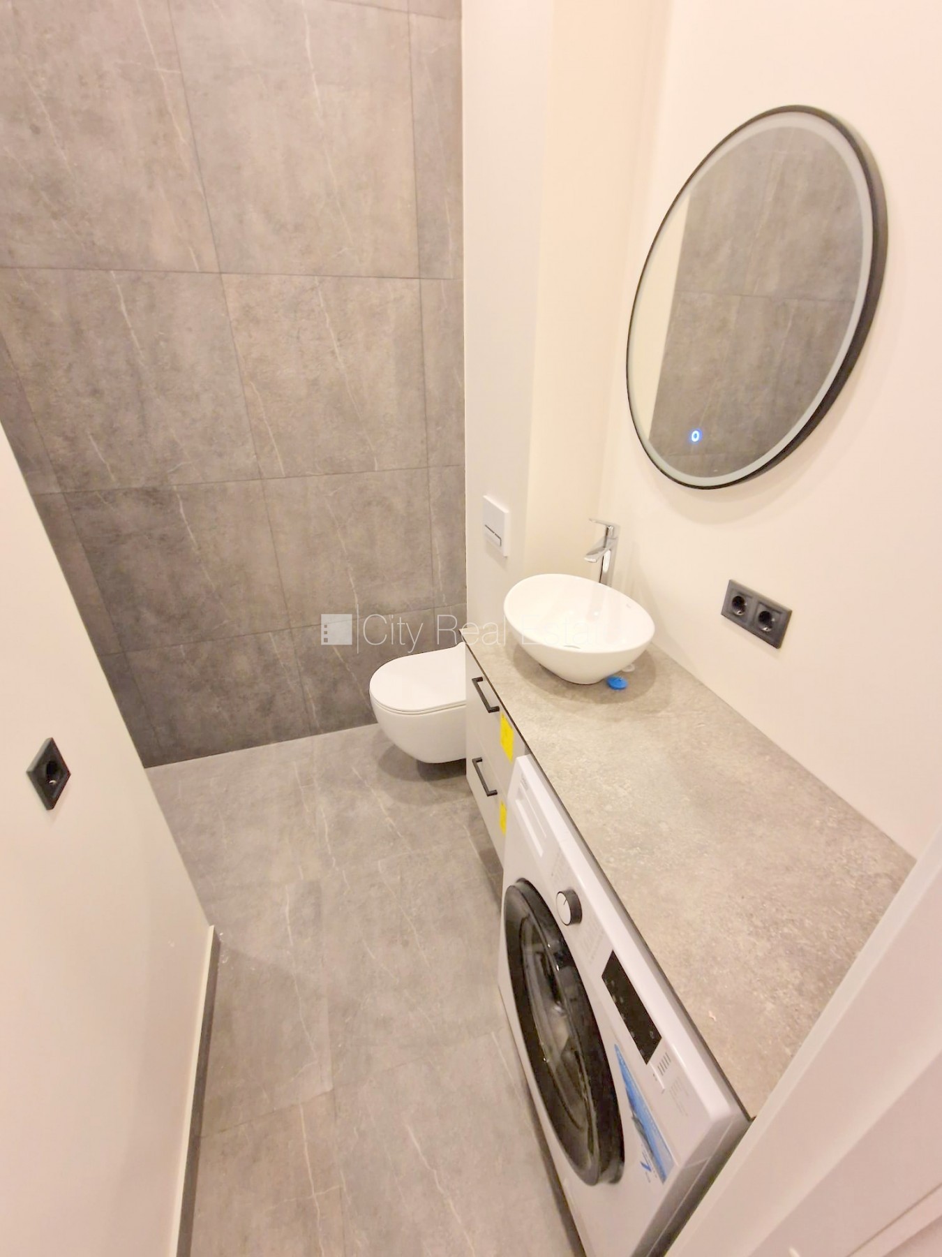 Sludinājumi. Projekts - Matīsa 38, fasādes māja, renovēta māja, slēgts pagalms, ieeja no ielas, kāpņu telpa pēc Cena: 320 EUR/mēn Foto #8