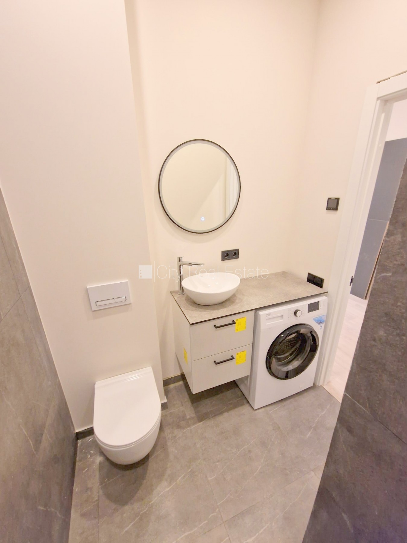 Sludinājumi. Projekts - Matīsa 38, fasādes māja, renovēta māja, slēgts pagalms, ieeja no ielas, kāpņu telpa pēc Cena: 320 EUR/mēn Foto #10