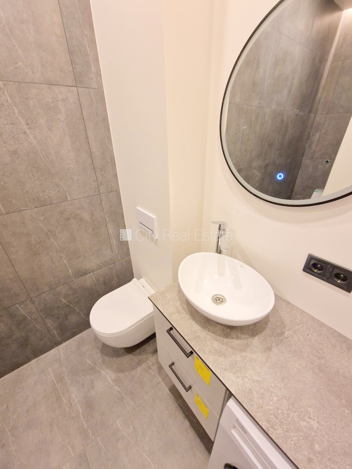 Sludinājumi. Projekts - Matīsa 38, fasādes māja, renovēta māja, slēgts pagalms, ieeja no ielas, kāpņu telpa pēc Cena: 320 EUR/mēn Foto #7