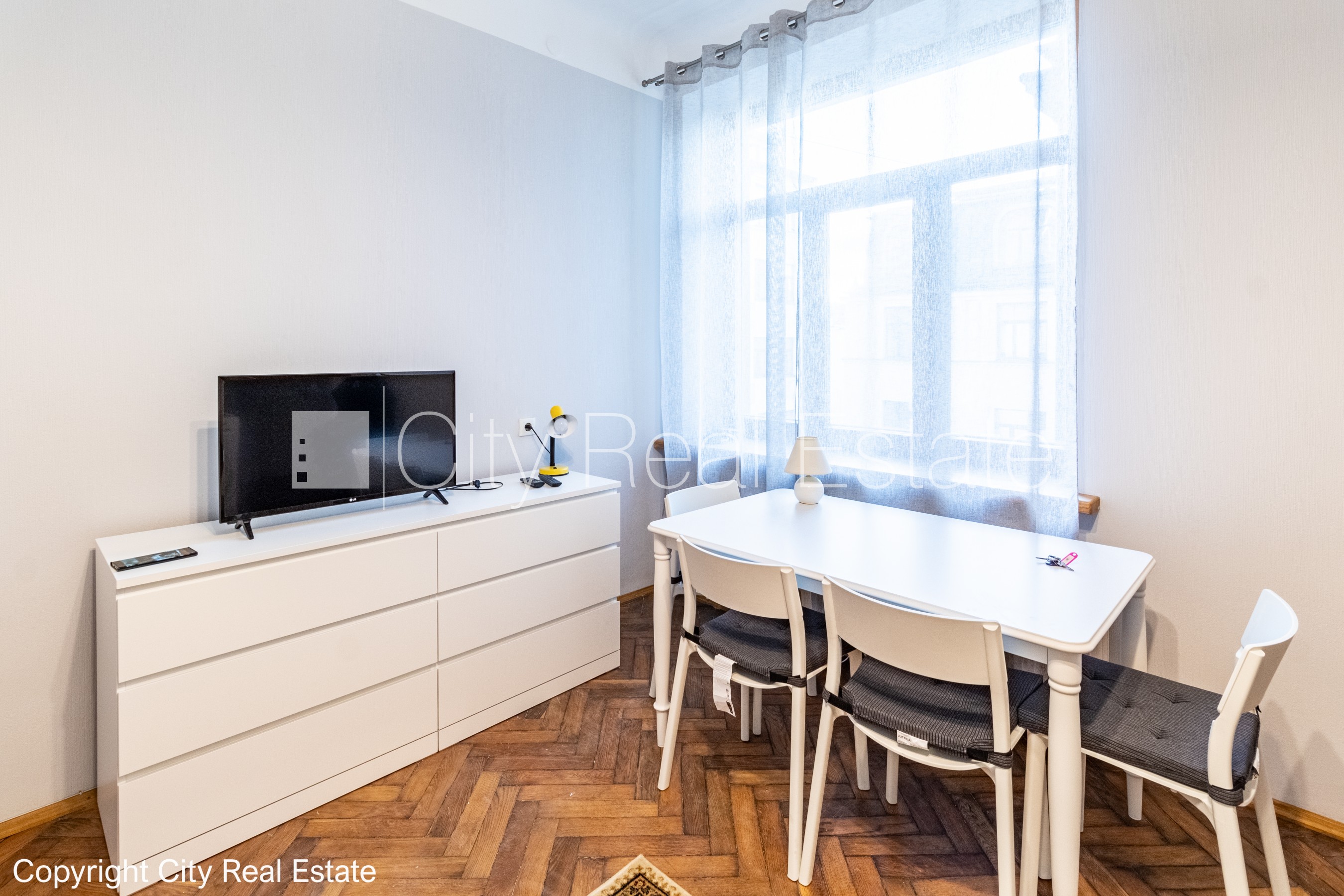 Sludinājumi. Šo dzīvokli izīrē pa diennaktīm (īstermiņa īre), īres cena sludinājumā norādīta par vienu diennakts Cena: 90 EUR/mēn Foto #2