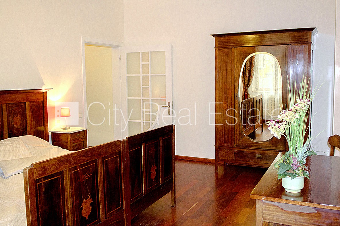 Sludinājumi. Pagalma māja, renovēta māja, slēgts pagalms, pagalmā bērnu spēļu laukums, ir lifts, kāpņu telpa pēc Cena: 900 EUR/mēn Foto #3