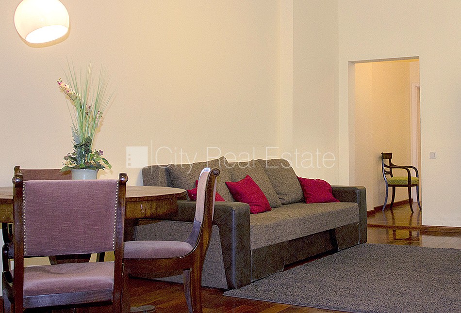 Sludinājumi. Pagalma māja, renovēta māja, slēgts pagalms, pagalmā bērnu spēļu laukums, ir lifts, kāpņu telpa pēc Cena: 900 EUR/mēn Foto #2