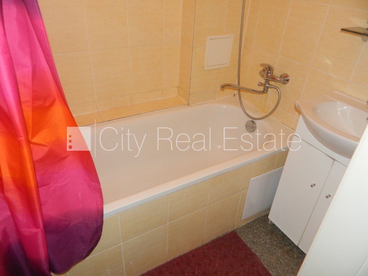 Sludinājumi. Pagalma māja, renovēta māja, slēgts pagalms, pagalmā bērnu spēļu laukums, ir lifts, kāpņu telpa pēc Cena: 900 EUR/mēn Foto #24