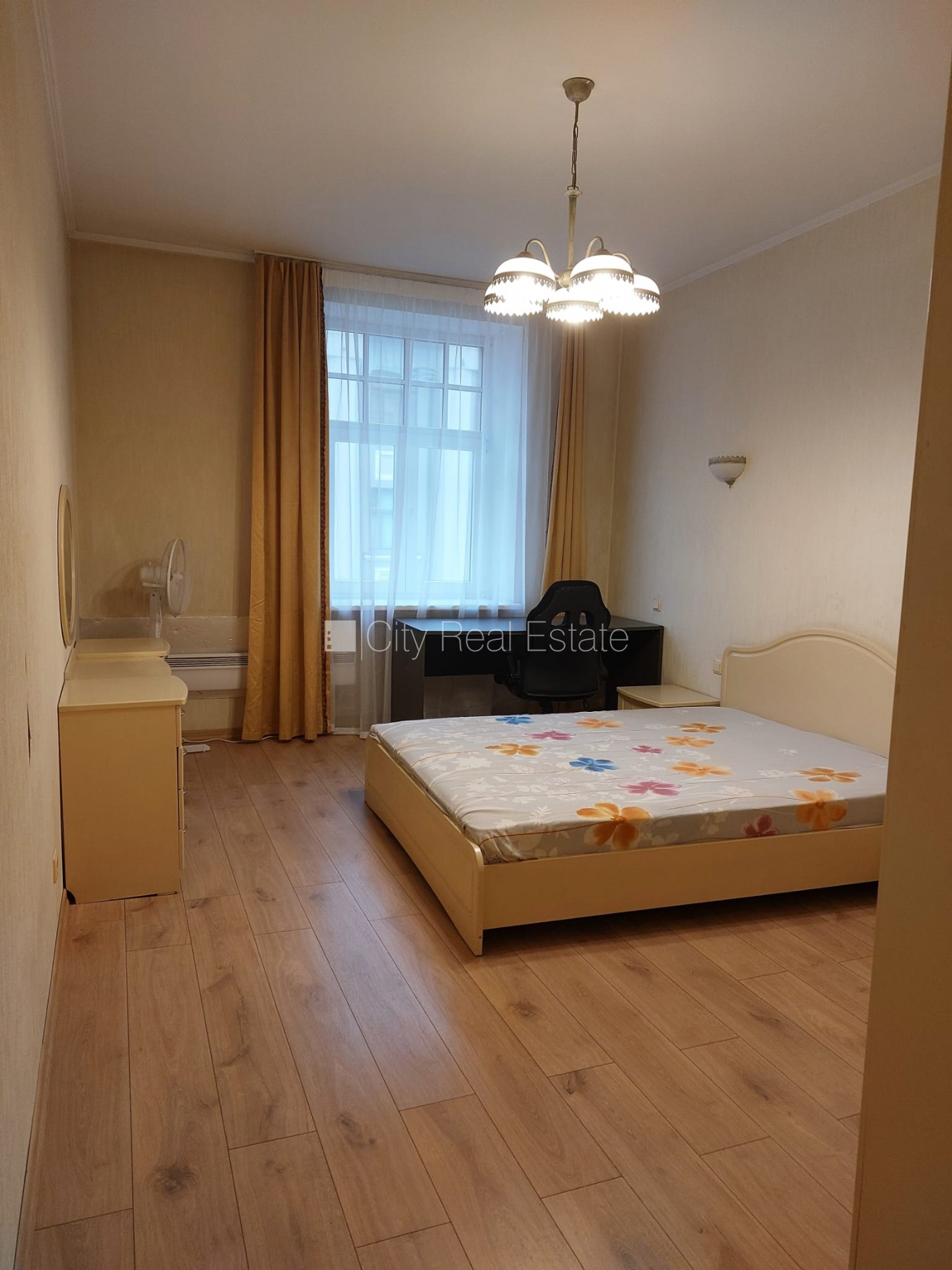 Sludinājumi. Fasādes māja, restaurēta māja, vieta automašīnai, kāpņu telpa pēc kosmētiskā remonta, logi vērsti Cena: 1000 EUR/mēn Foto #3