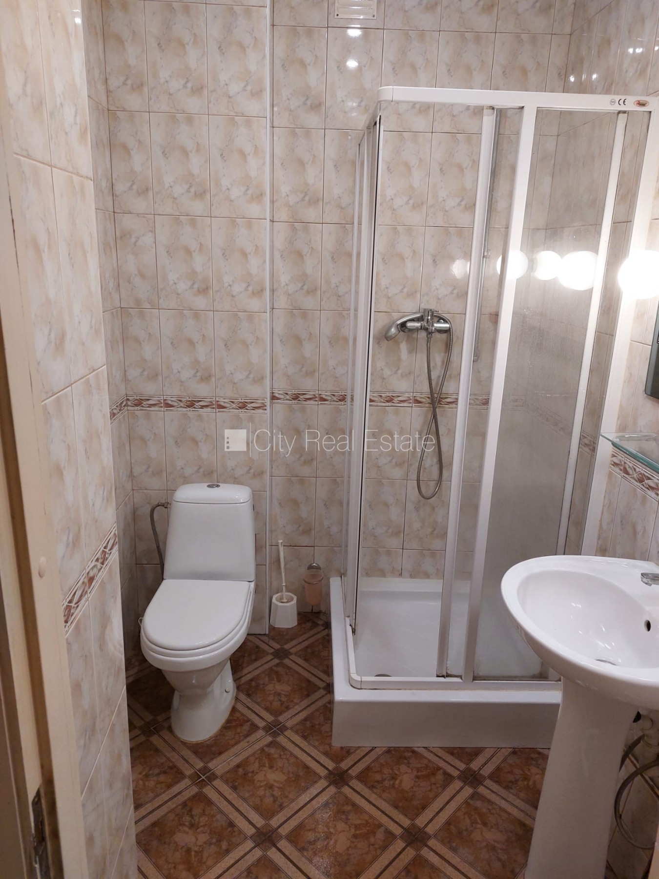 Sludinājumi. Fasādes māja, restaurēta māja, vieta automašīnai, kāpņu telpa pēc kosmētiskā remonta, logi vērsti Cena: 1000 EUR/mēn Foto #7