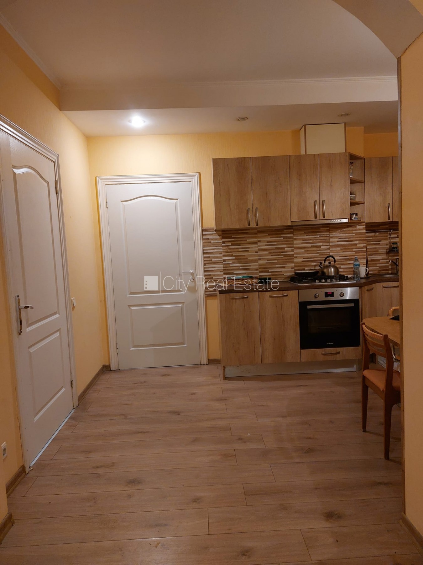 Sludinājumi. Fasādes māja, restaurēta māja, vieta automašīnai, kāpņu telpa pēc kosmētiskā remonta, logi vērsti Cena: 1000 EUR/mēn Foto #8