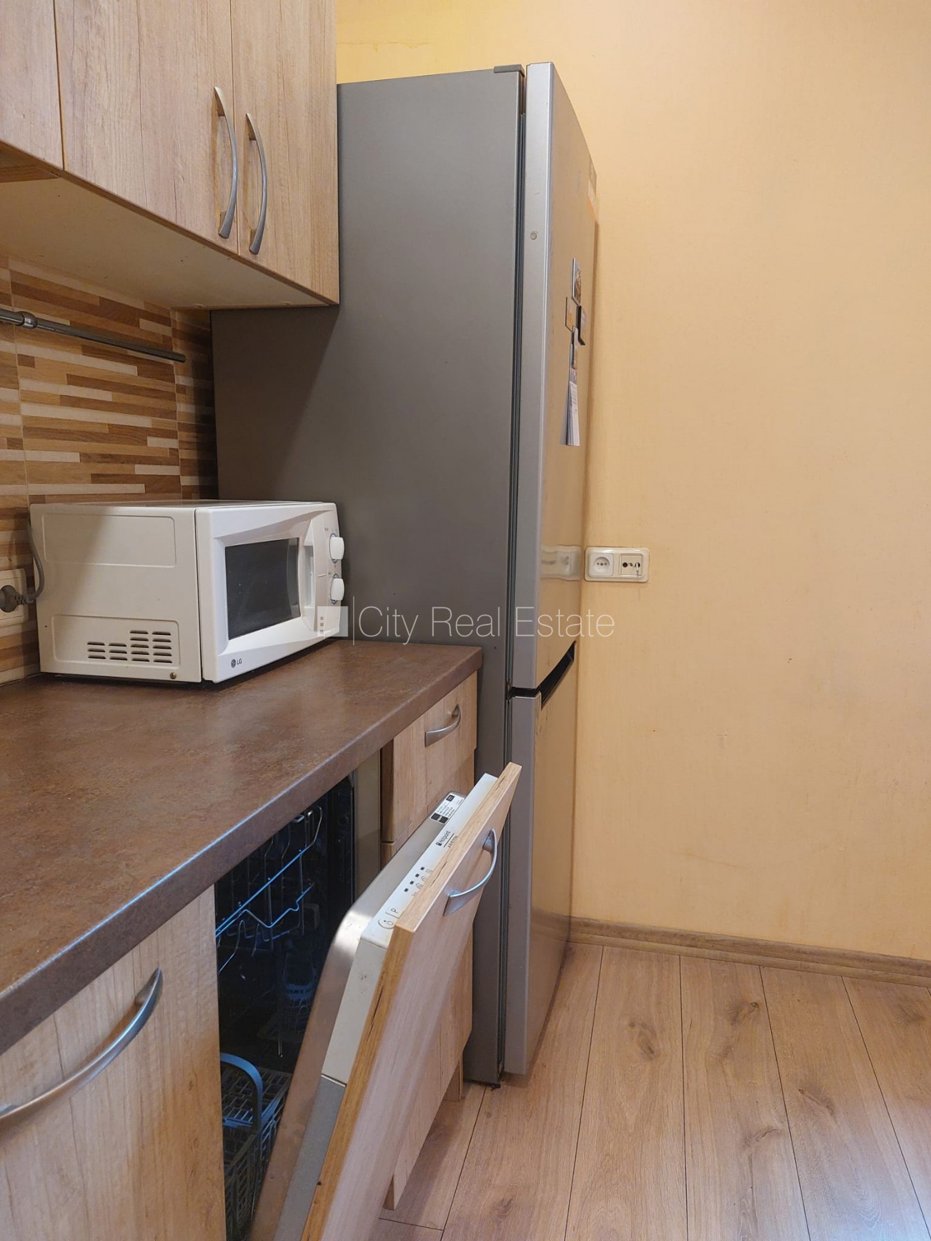 Sludinājumi. Fasādes māja, restaurēta māja, vieta automašīnai, kāpņu telpa pēc kosmētiskā remonta, logi vērsti Cena: 1000 EUR/mēn Foto #2