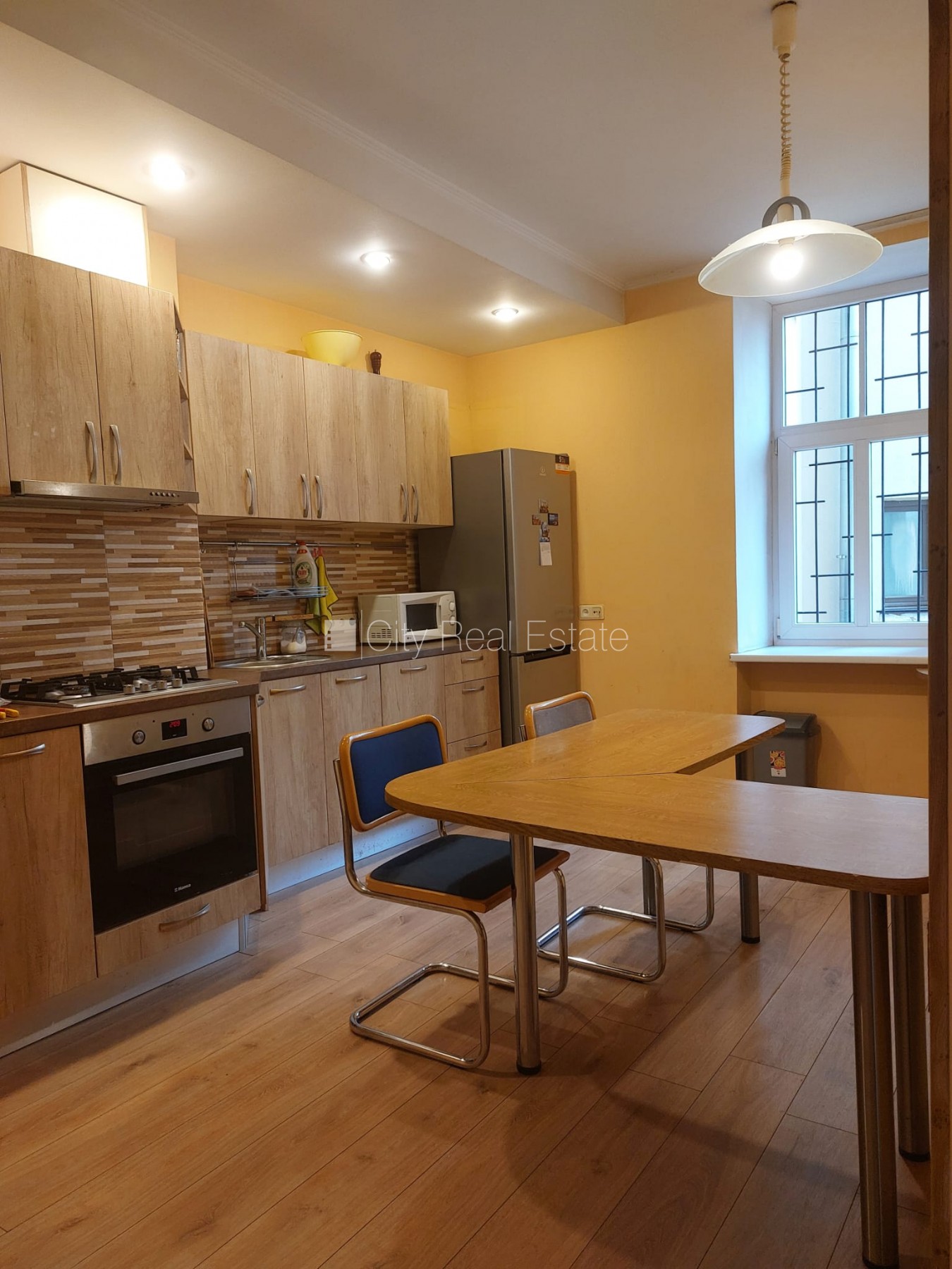 Sludinājumi. Fasādes māja, restaurēta māja, vieta automašīnai, kāpņu telpa pēc kosmētiskā remonta, logi vērsti Cena: 1000 EUR/mēn Foto #1