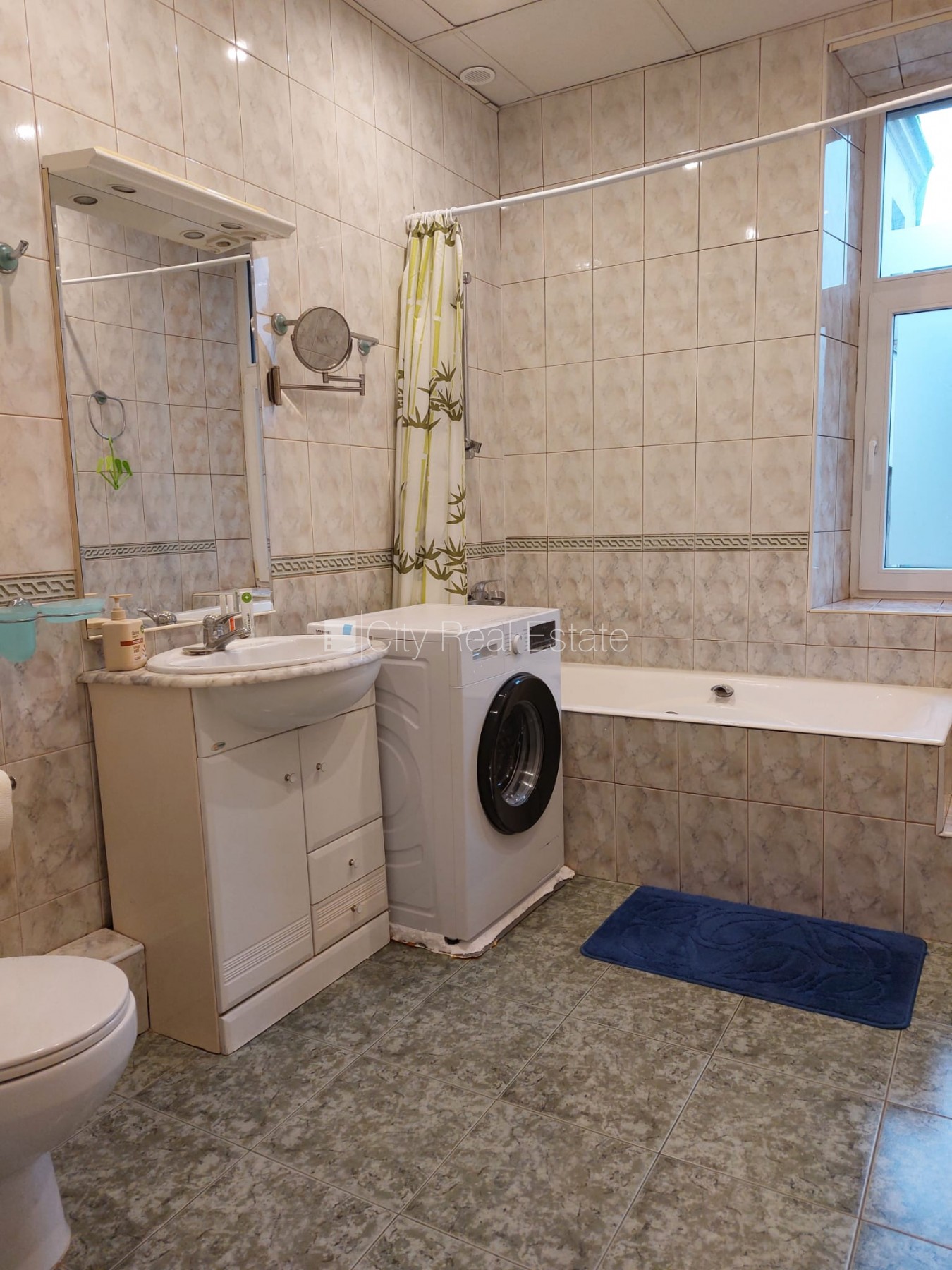 Sludinājumi. Fasādes māja, restaurēta māja, vieta automašīnai, kāpņu telpa pēc kosmētiskā remonta, logi vērsti Cena: 1000 EUR/mēn Foto #6