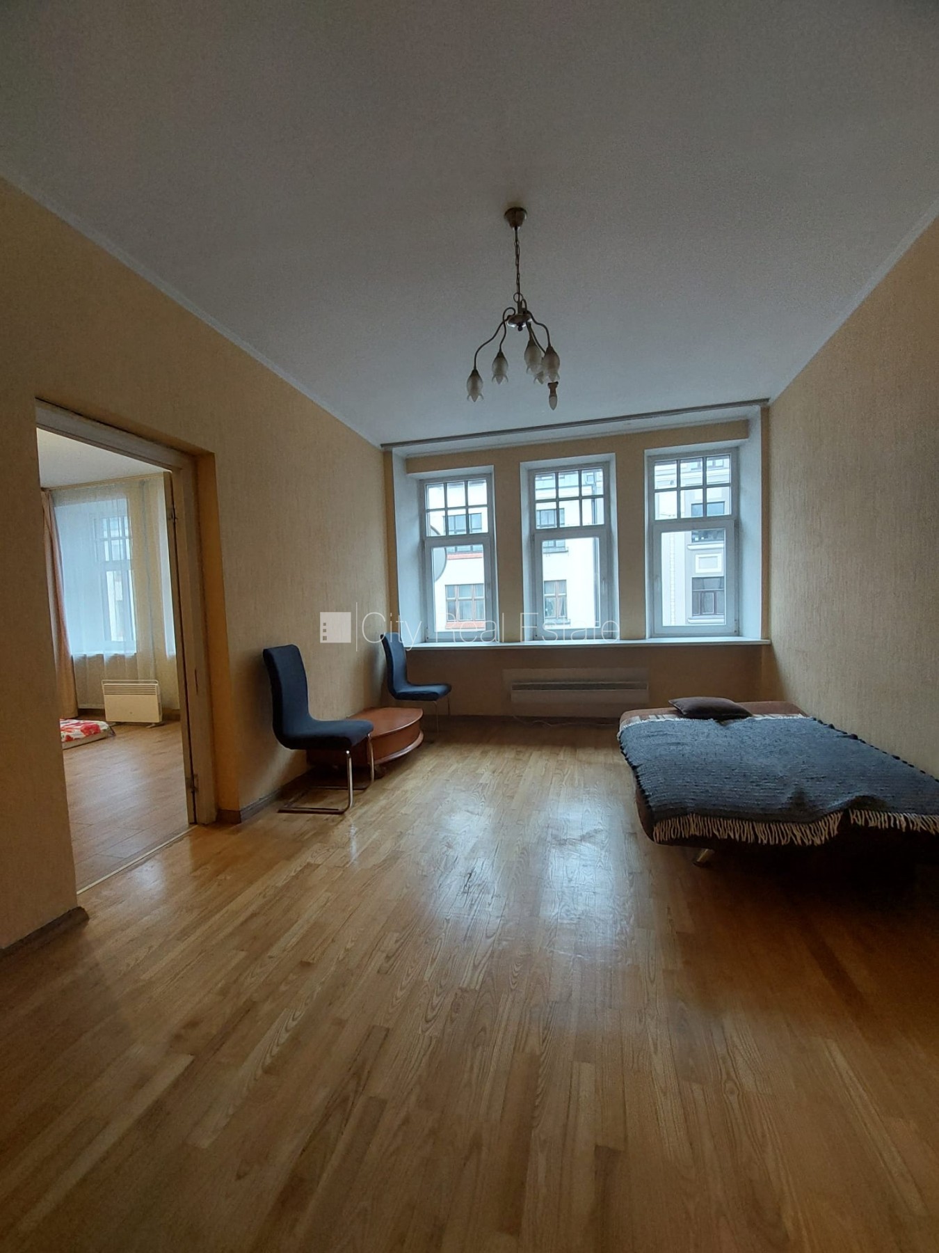 Sludinājumi. Fasādes māja, restaurēta māja, vieta automašīnai, kāpņu telpa pēc kosmētiskā remonta, logi vērsti Cena: 1000 EUR/mēn Foto #10