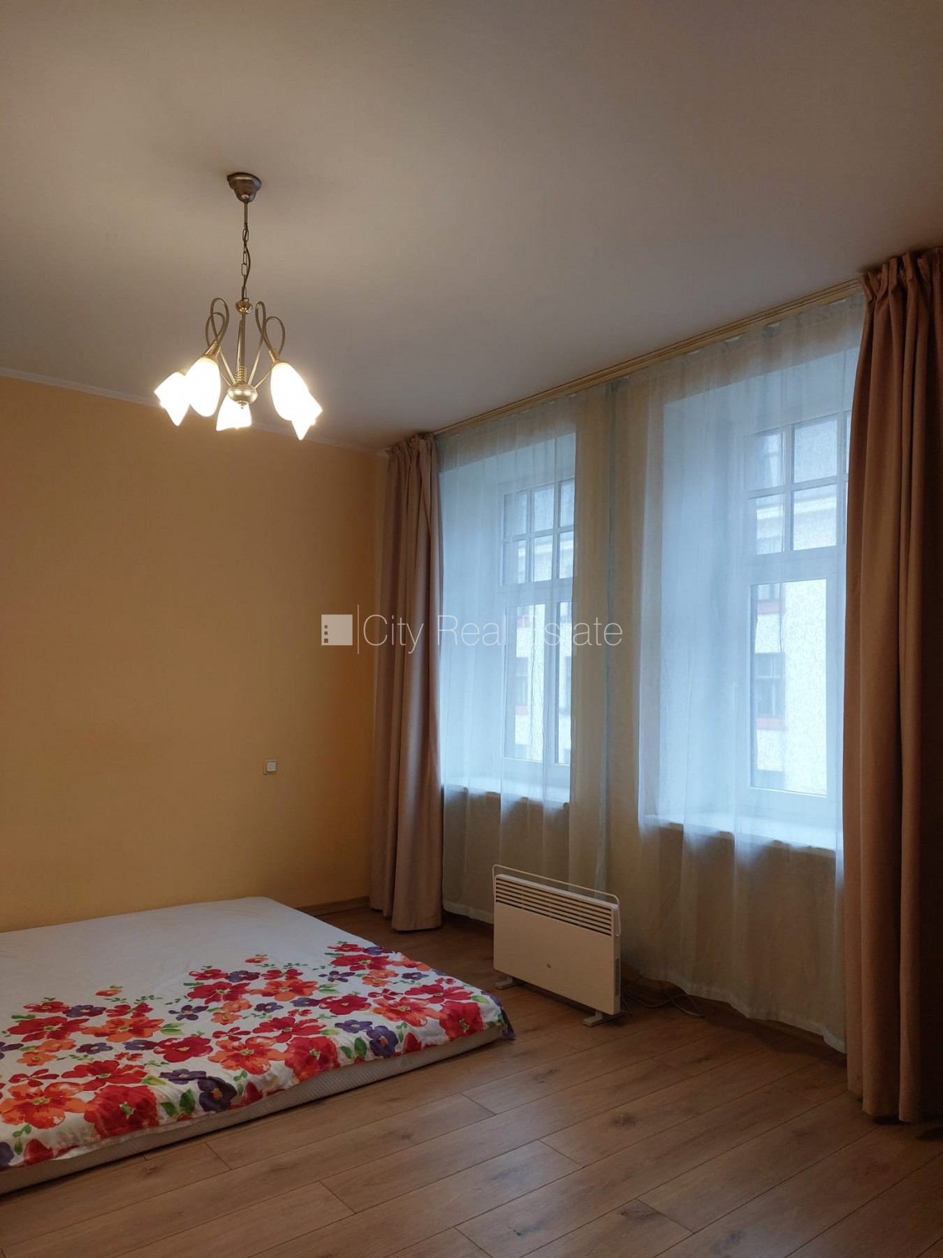 Sludinājumi. Fasādes māja, restaurēta māja, vieta automašīnai, kāpņu telpa pēc kosmētiskā remonta, logi vērsti Cena: 1000 EUR/mēn Foto #11