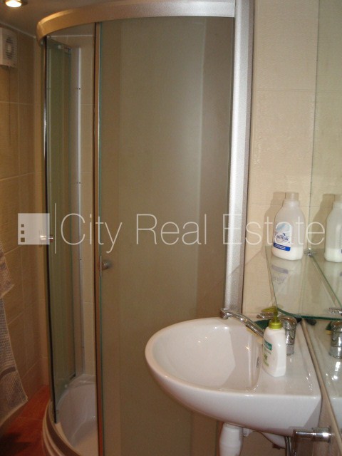 Sludinājumi. Fasādes māja, restaurēta māja, ieeja no ielas, mansards, logi vērsti mājas abās pusēs, divstāvīgs, Cena: 800 EUR/mēn Foto #13