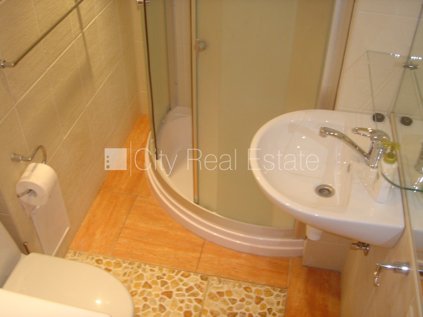 Sludinājumi. Fasādes māja, restaurēta māja, ieeja no ielas, mansards, logi vērsti mājas abās pusēs, divstāvīgs, Cena: 800 EUR/mēn Foto #12