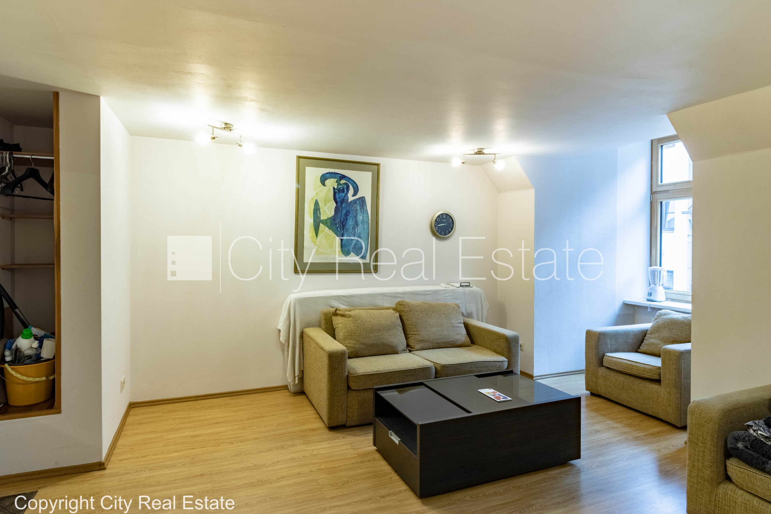 Sludinājumi. Fasādes māja, restaurēta māja, ieeja no ielas, mansards, logi vērsti mājas abās pusēs, divstāvīgs, Cena: 800 EUR/mēn Foto #3