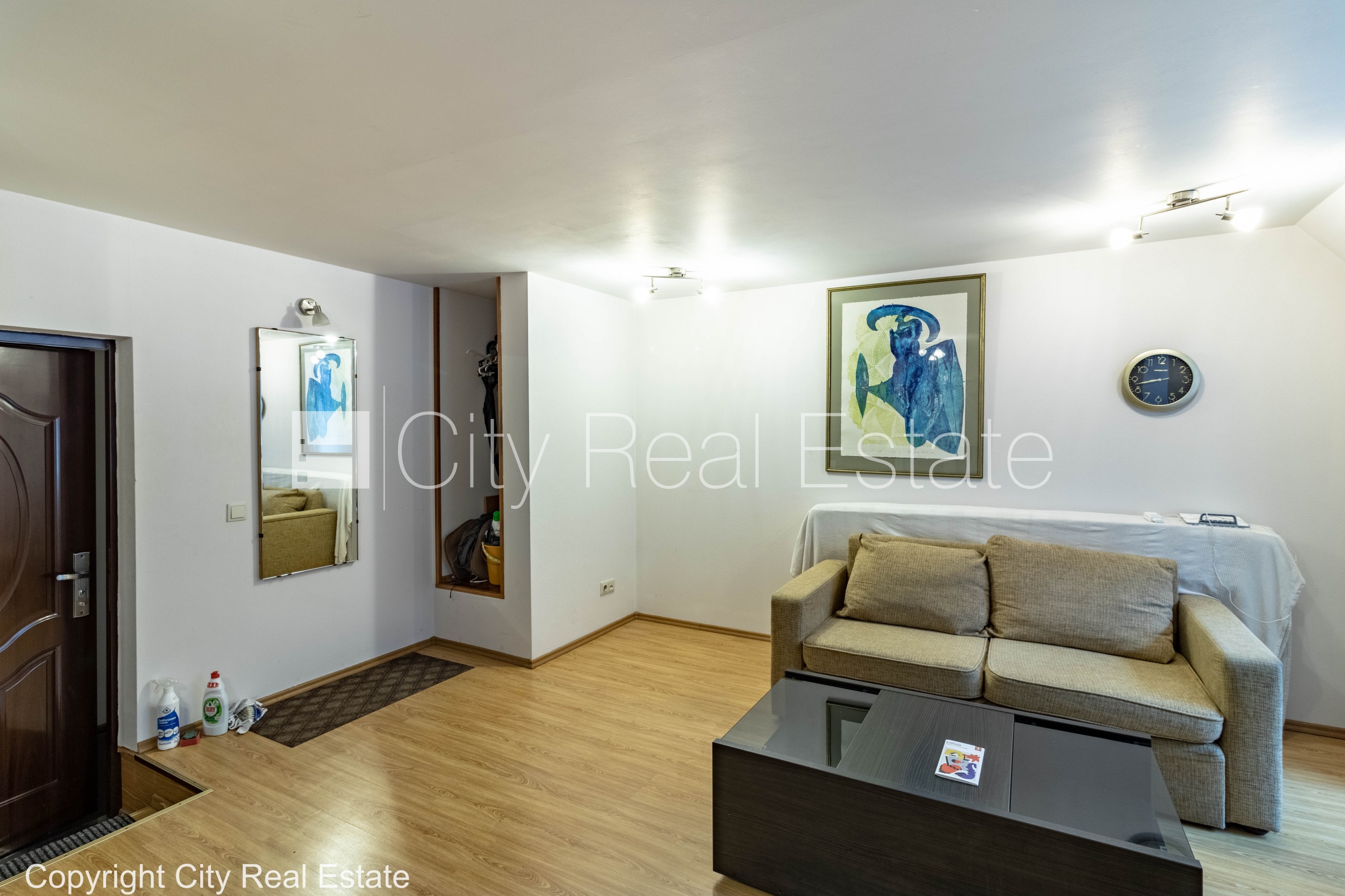 Sludinājumi. Fasādes māja, restaurēta māja, ieeja no ielas, mansards, logi vērsti mājas abās pusēs, divstāvīgs, Cena: 800 EUR/mēn Foto #4