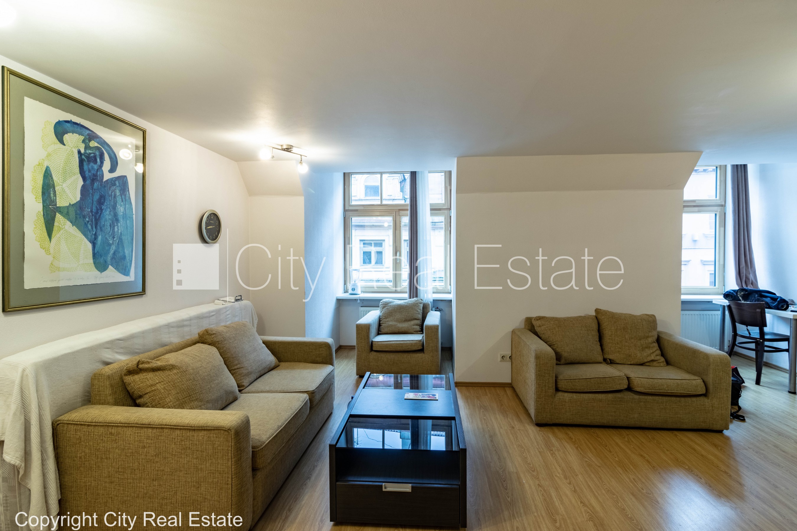 Sludinājumi. Fasādes māja, restaurēta māja, ieeja no ielas, mansards, logi vērsti mājas abās pusēs, divstāvīgs, Cena: 800 EUR/mēn Foto #1