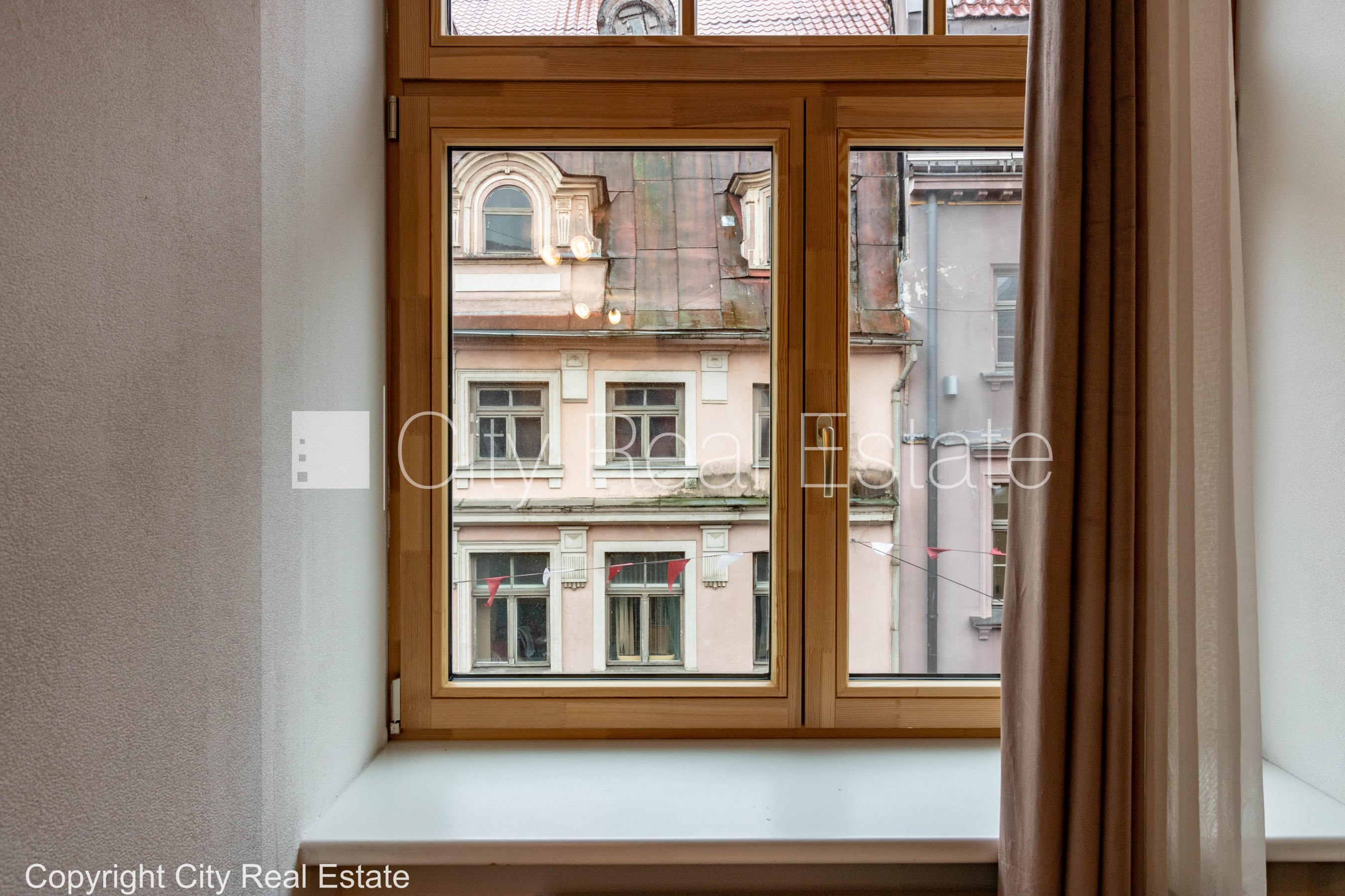 Sludinājumi. Fasādes māja, restaurēta māja, ieeja no ielas, mansards, logi vērsti mājas abās pusēs, divstāvīgs, Cena: 800 EUR/mēn Foto #2