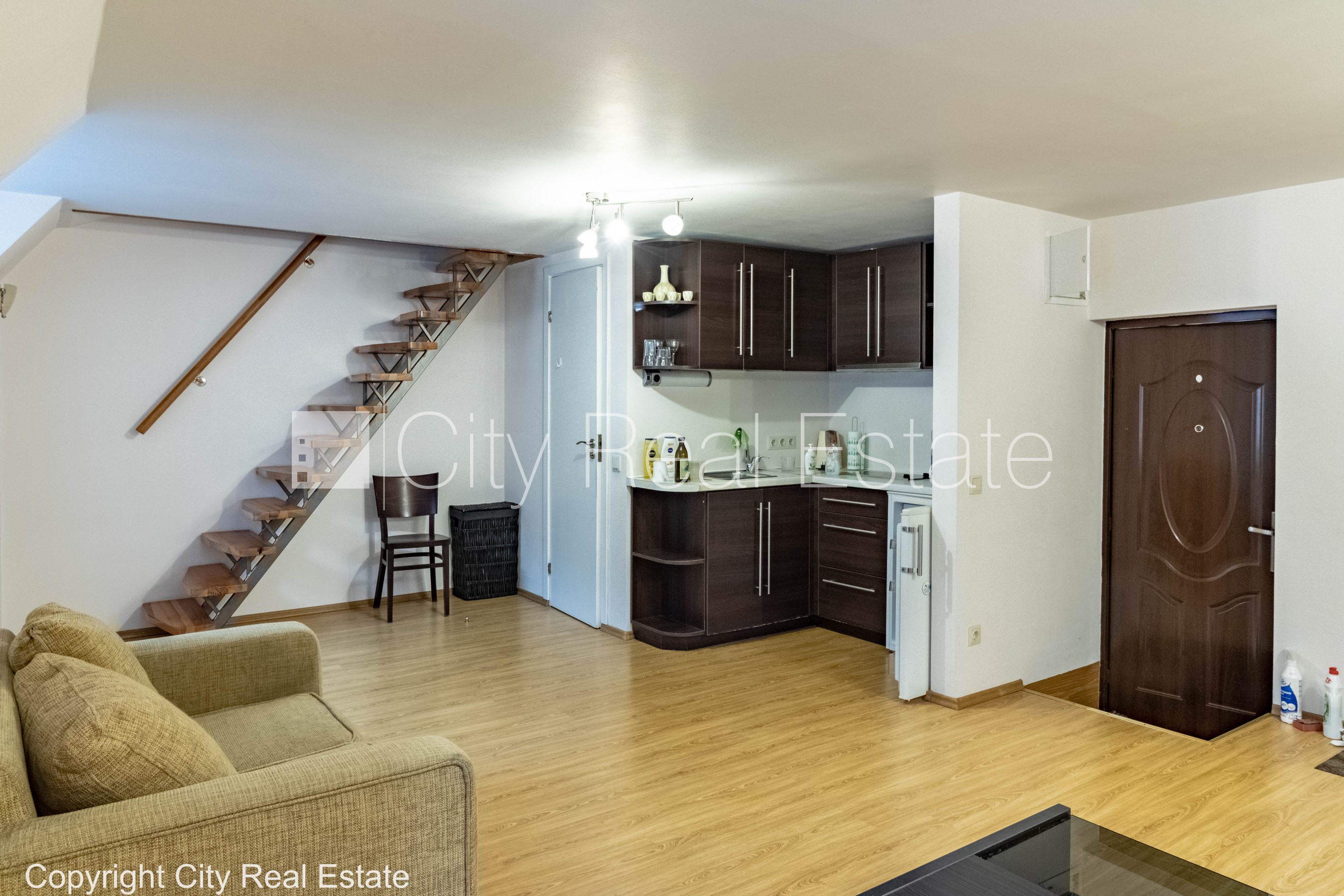 Sludinājumi. Fasādes māja, restaurēta māja, ieeja no ielas, mansards, logi vērsti mājas abās pusēs, divstāvīgs, Cena: 800 EUR/mēn Foto #5