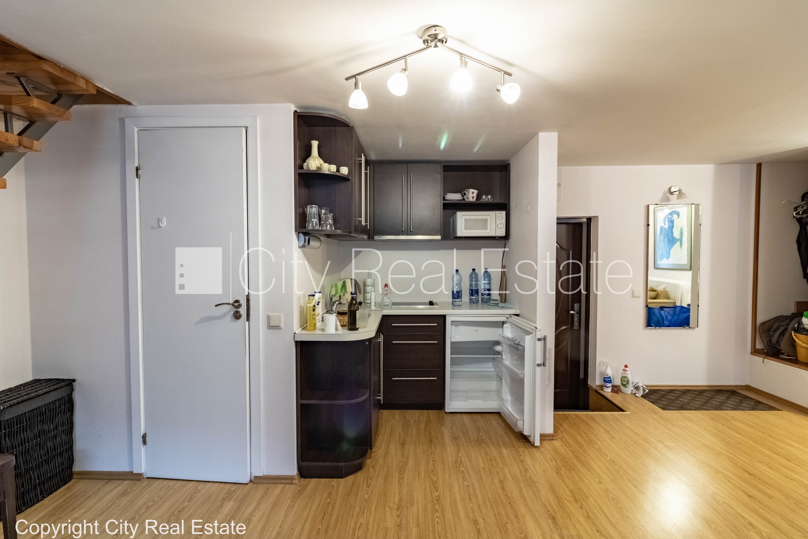 Sludinājumi. Fasādes māja, restaurēta māja, ieeja no ielas, mansards, logi vērsti mājas abās pusēs, divstāvīgs, Cena: 800 EUR/mēn Foto #6