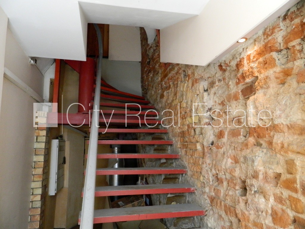 Sludinājumi. Fasādes māja, renovēta māja, ieeja no ielas, kāpņu telpa pēc kosmētiskā remonta, logi vērsti mājas Cena: 1200 EUR/mēn Foto #12