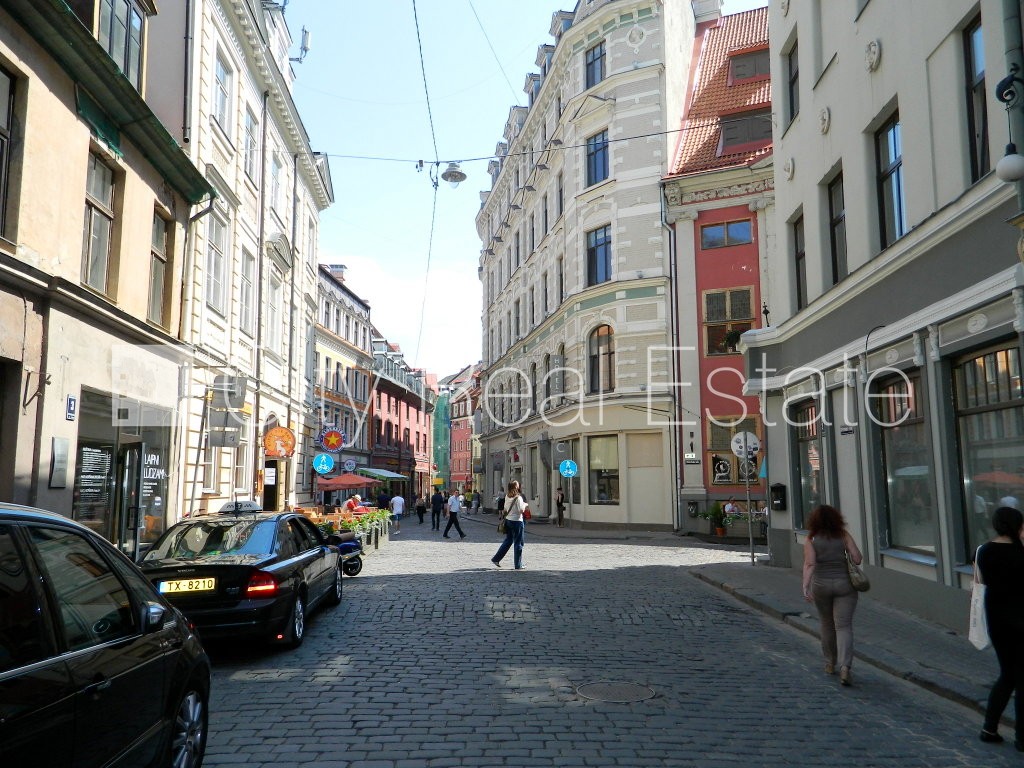 Sludinājumi. Fasādes māja, renovēta māja, ieeja no ielas, kāpņu telpa pēc kosmētiskā remonta, logi vērsti mājas Cena: 1200 EUR/mēn Foto #14