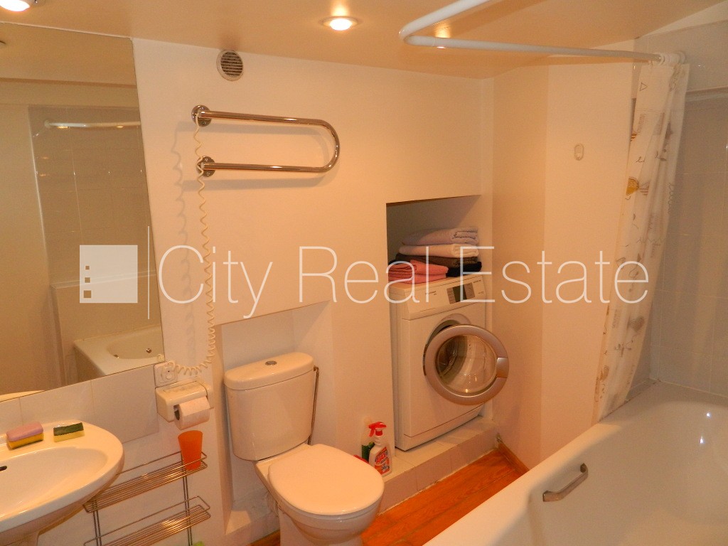 Sludinājumi. Fasādes māja, renovēta māja, ieeja no ielas, kāpņu telpa pēc kosmētiskā remonta, logi vērsti mājas Cena: 1200 EUR/mēn Foto #8