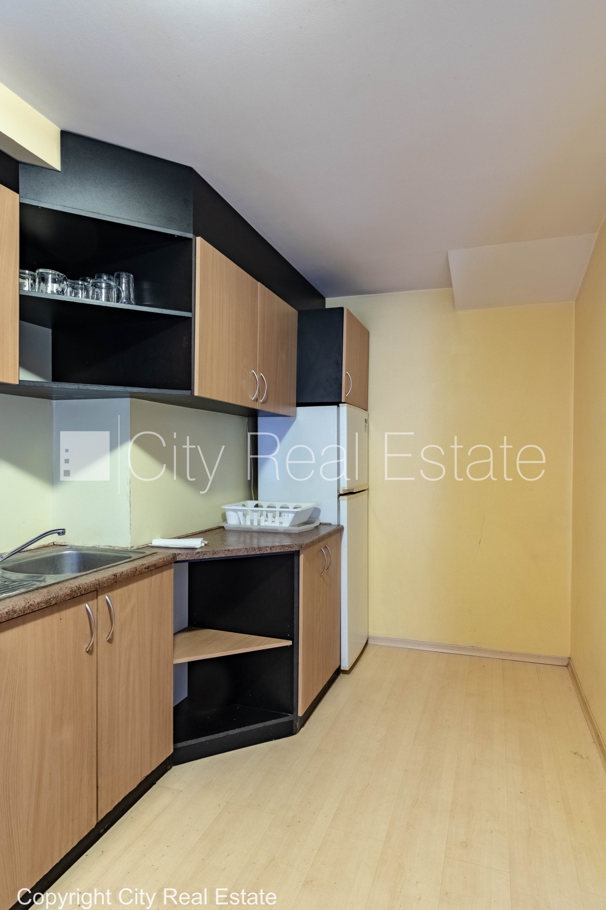 Sludinājumi. Fasādes māja, renovēta māja, ieeja no ielas, kāpņu telpa pēc kosmētiskā remonta, logi vērsti mājas Cena: 1200 EUR/mēn Foto #4