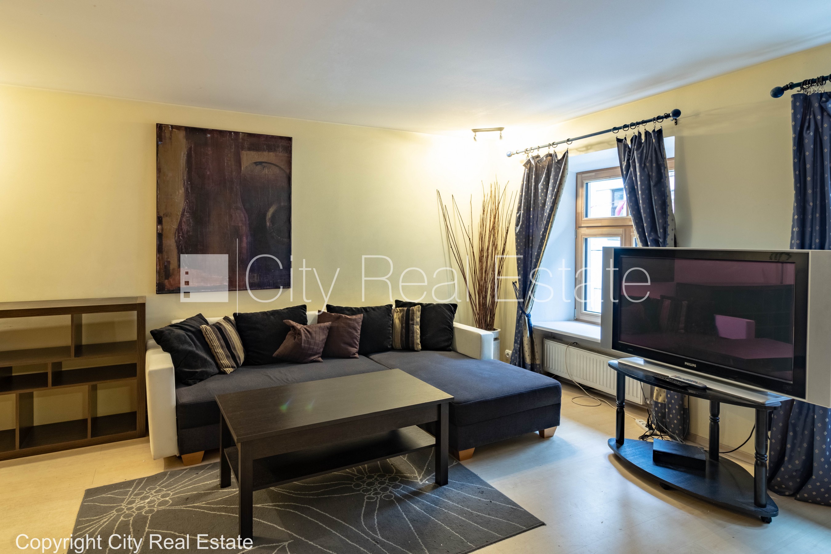 Sludinājumi. Fasādes māja, renovēta māja, ieeja no ielas, kāpņu telpa pēc kosmētiskā remonta, logi vērsti mājas Cena: 1200 EUR/mēn Foto #1