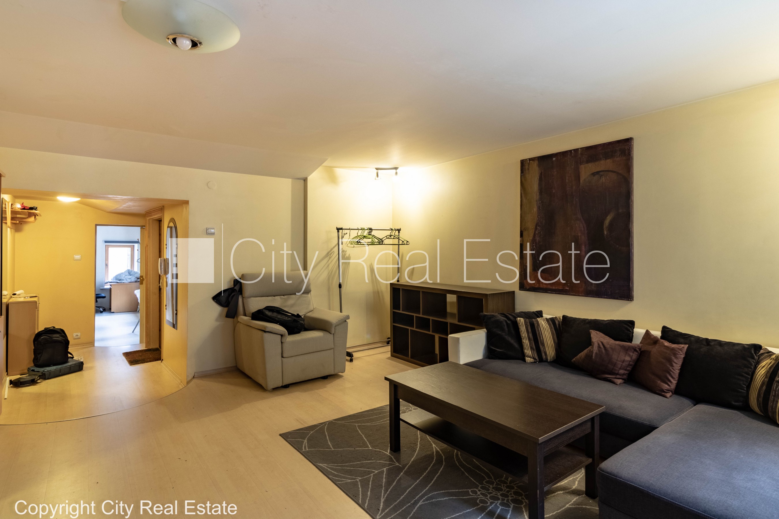 Sludinājumi. Fasādes māja, renovēta māja, ieeja no ielas, kāpņu telpa pēc kosmētiskā remonta, logi vērsti mājas Cena: 1200 EUR/mēn Foto #2