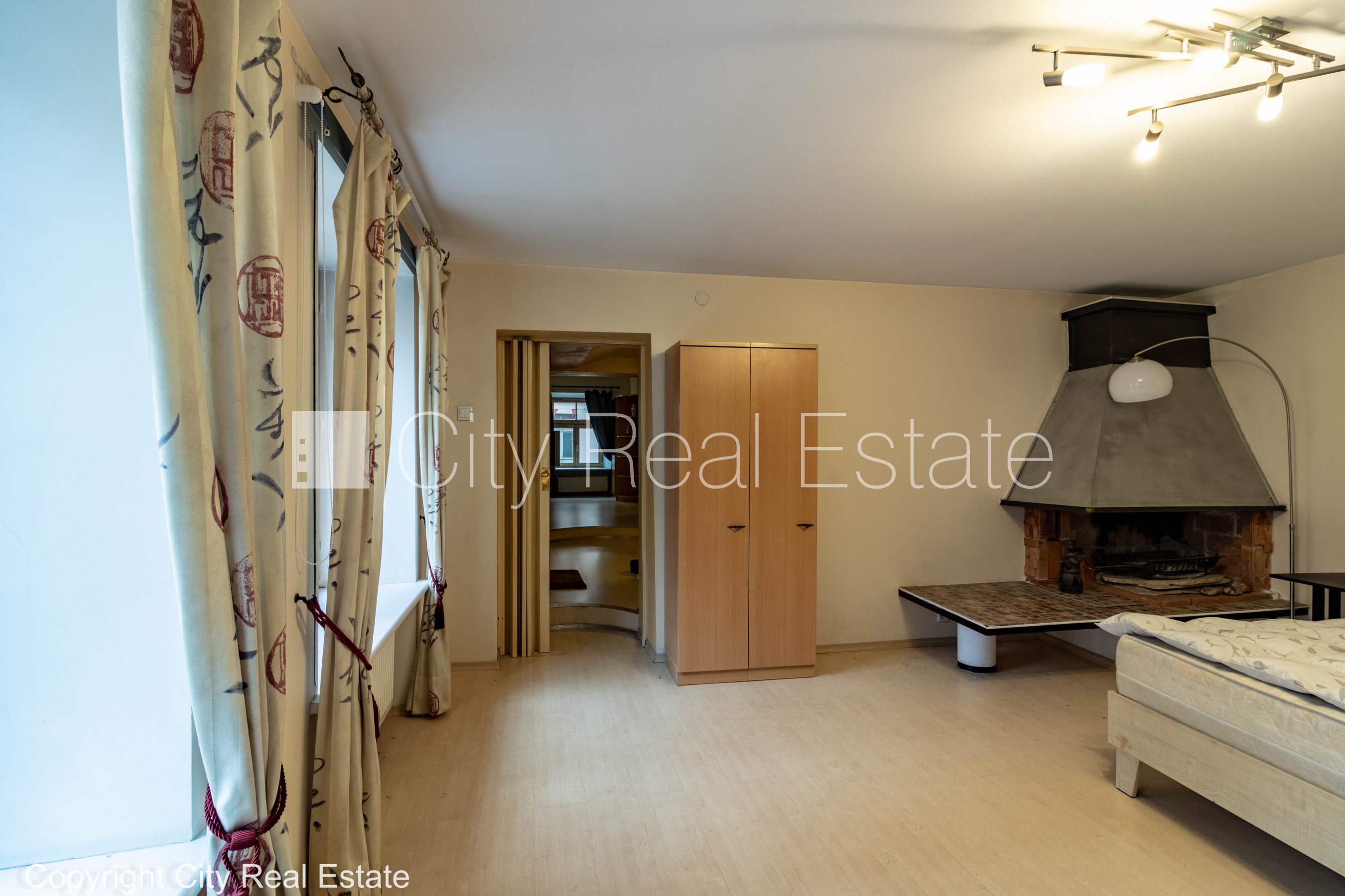 Sludinājumi. Fasādes māja, renovēta māja, ieeja no ielas, kāpņu telpa pēc kosmētiskā remonta, logi vērsti mājas Cena: 1200 EUR/mēn Foto #9